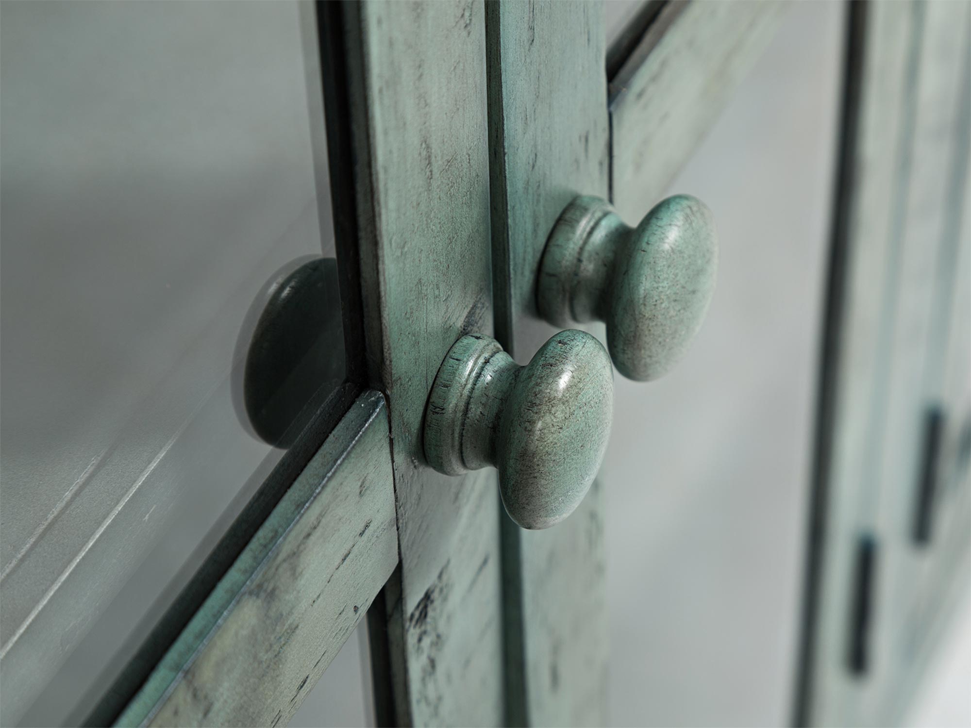 Zbliżenie na drewniane okrągłe gałki, styl vintage