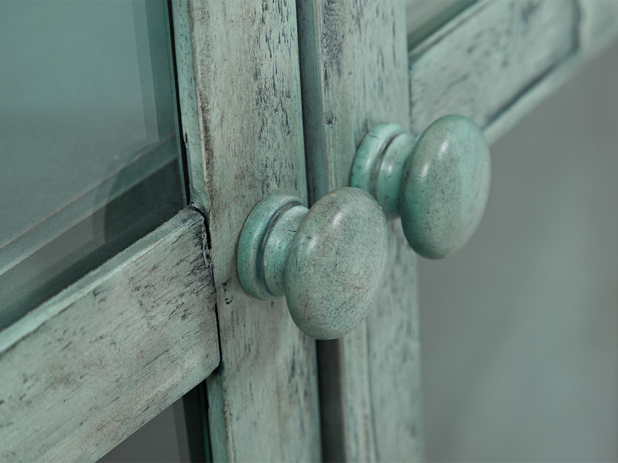 Kredens w stylu farmhouse z drewnianymi półkami i przeszklonymi drzwiami