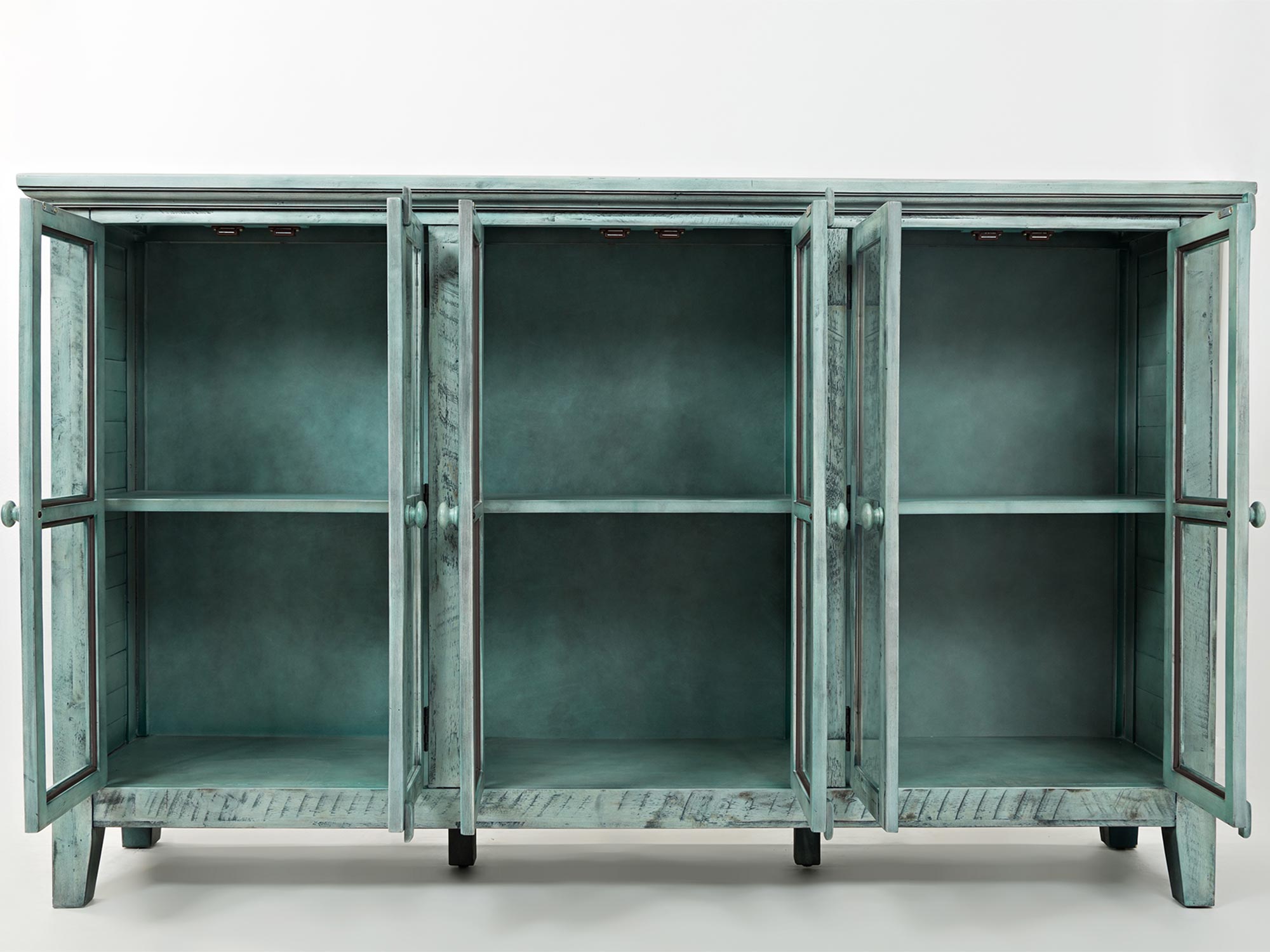 Kredens z przeszklonymi drzwiami w stylu shabby chic