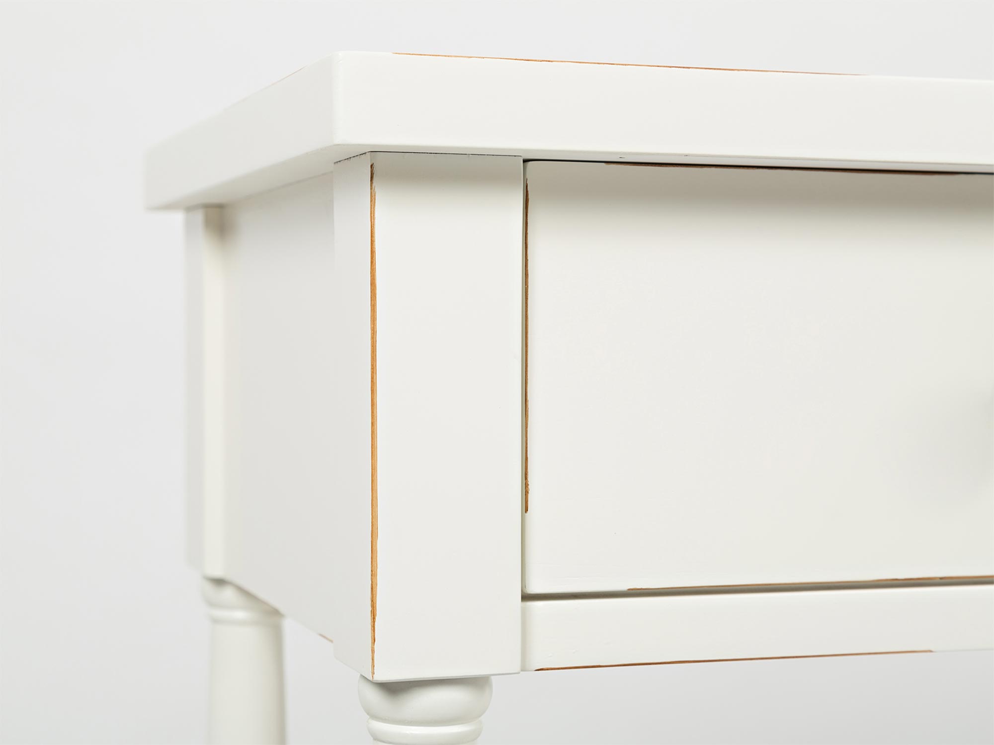 Kredens w stylu rustykalnym z drewnianymi frontami i półkami