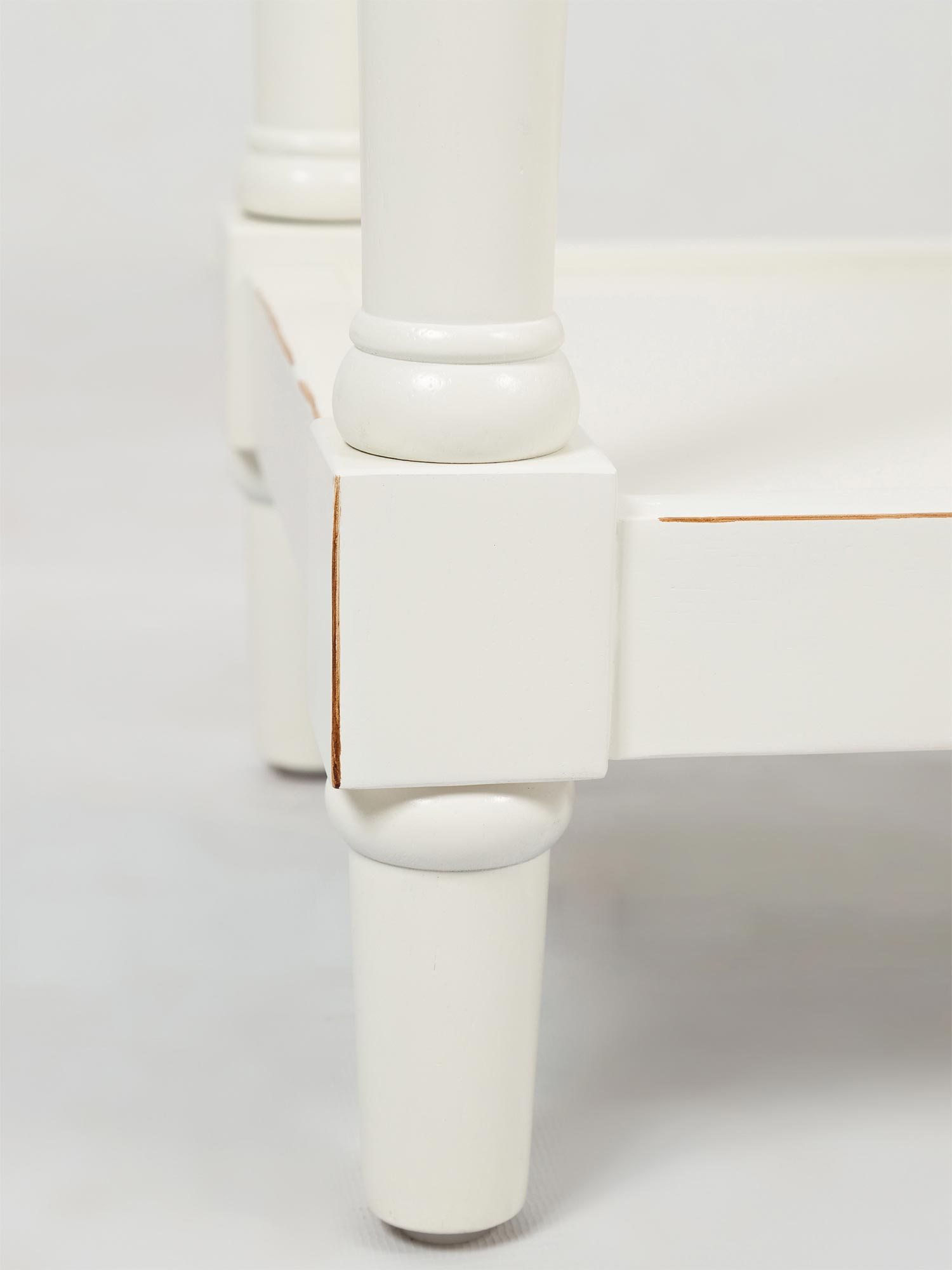 Detal wykończenia drewnianych nóg w stylu rustykalnym