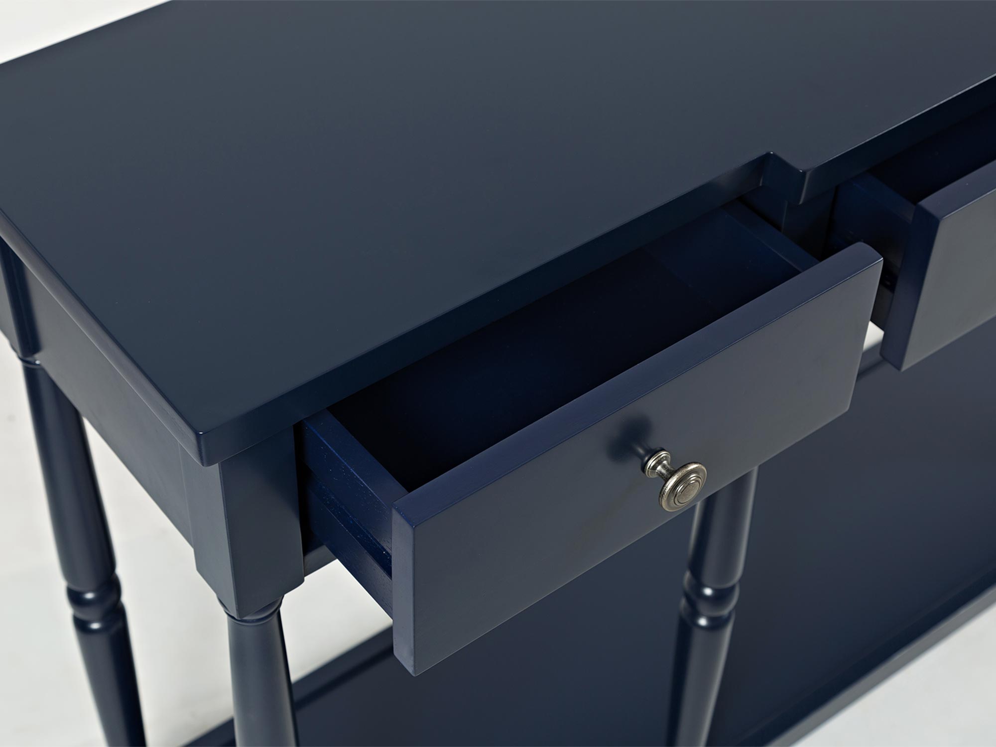 Detal gałki meblowej w stylu vintage, metalowe wykończenie