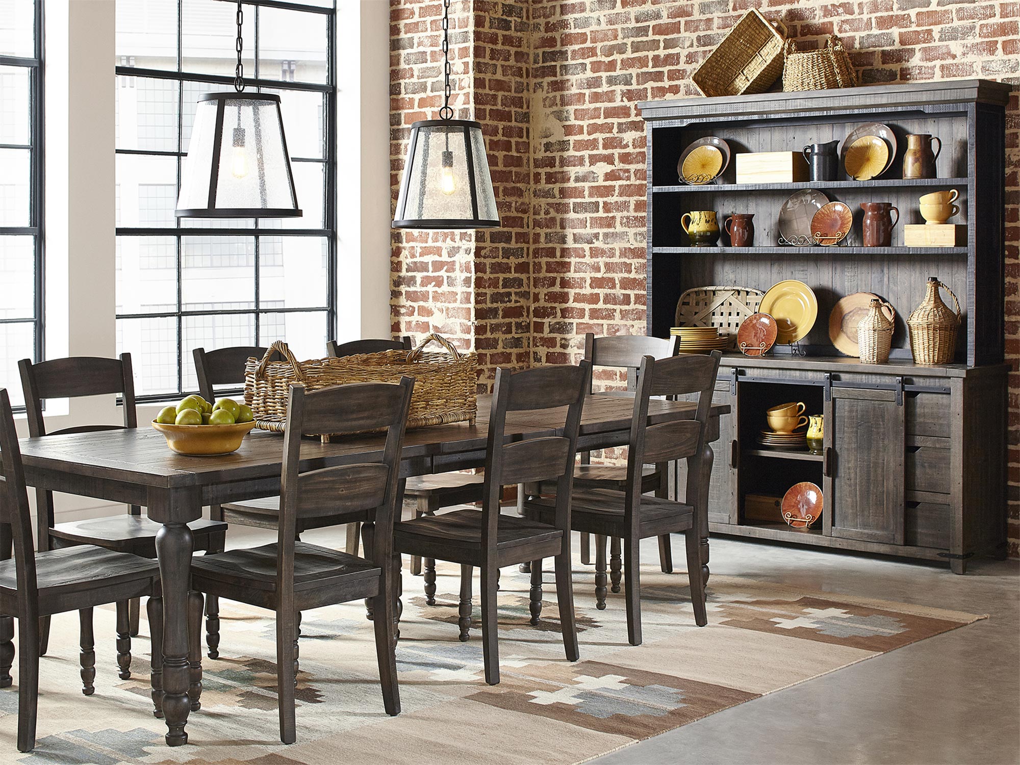 Zestaw mebli jadalnianych z drewnianym stołem i krzesłami w stylu industrialnym