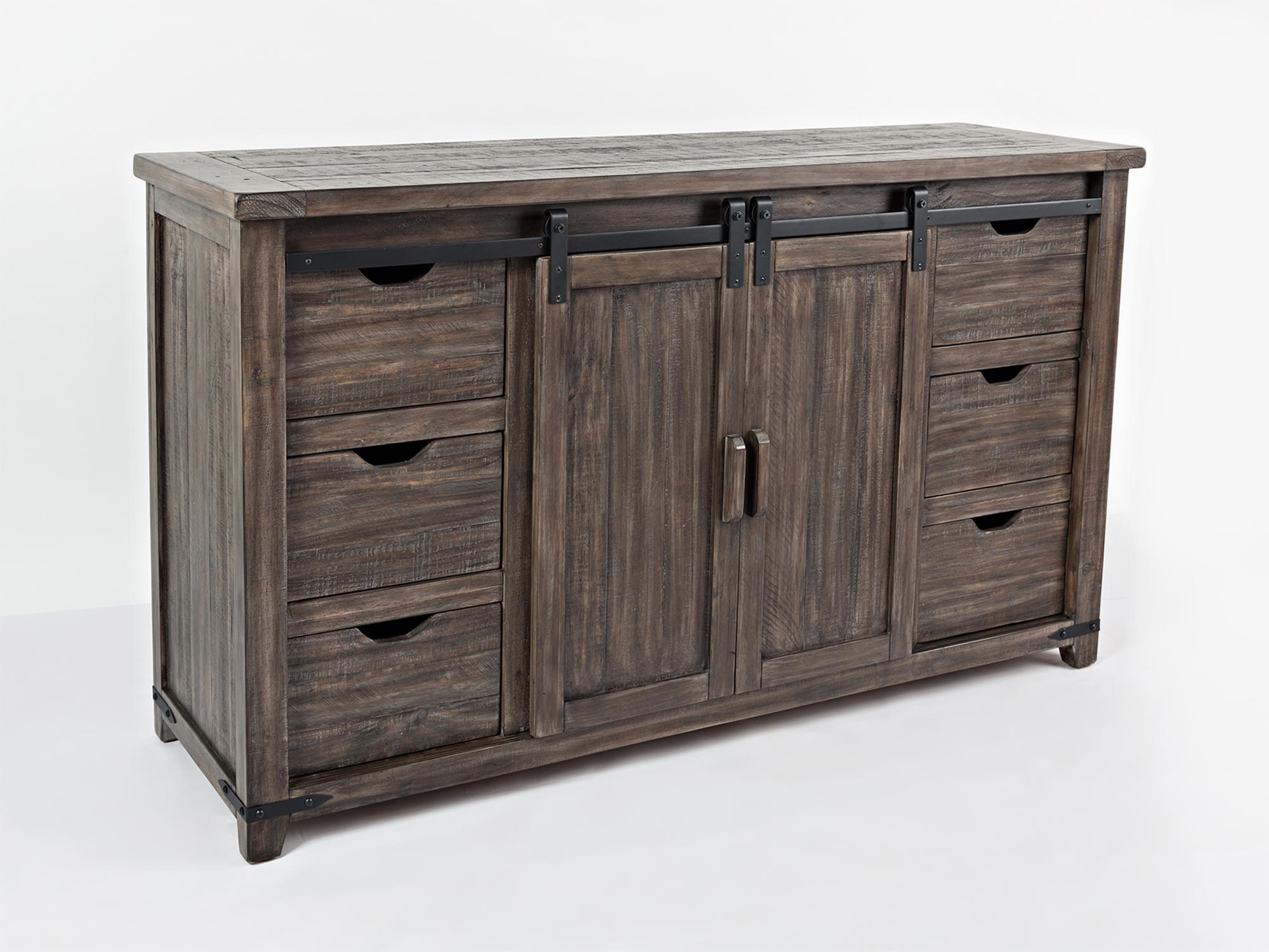 Drewniany kredens w stylu wiejskim z półkami i przesuwnymi drzwiami