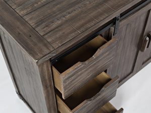Miniaturka 3 - Detal uchwytu drewnianych drzwi kredensu w stylu industrialnym