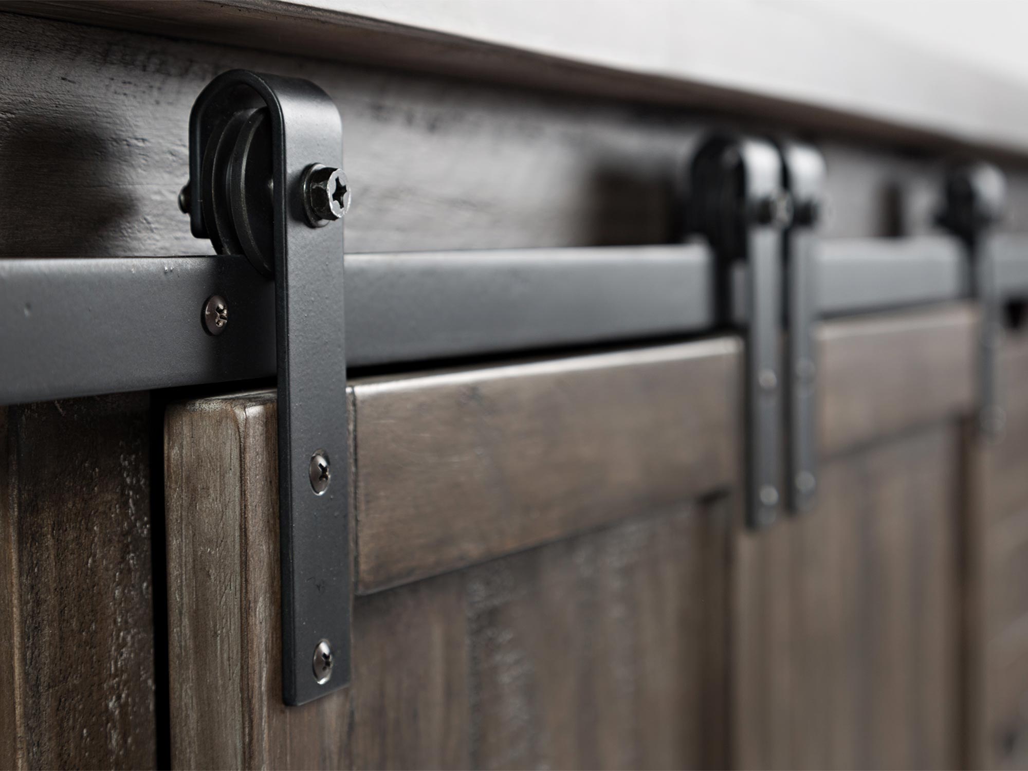 Detale komody z przesuwnymi drzwiami