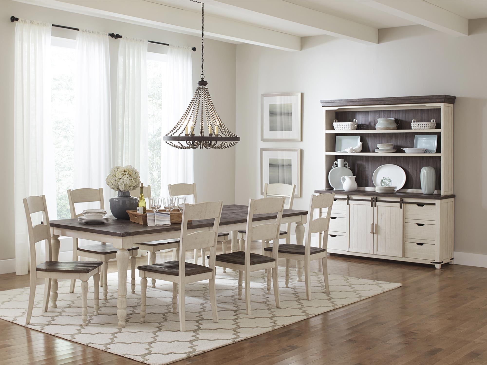 Drewniana komoda w stylu rustykalnym