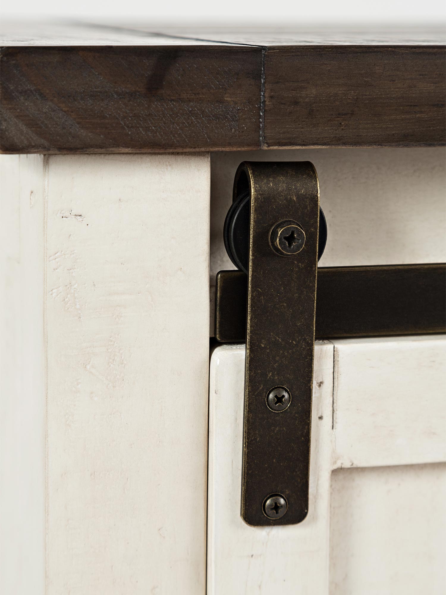 Detal metalowej prowadnicy drzwi przesuwnych w stylu wiejskim