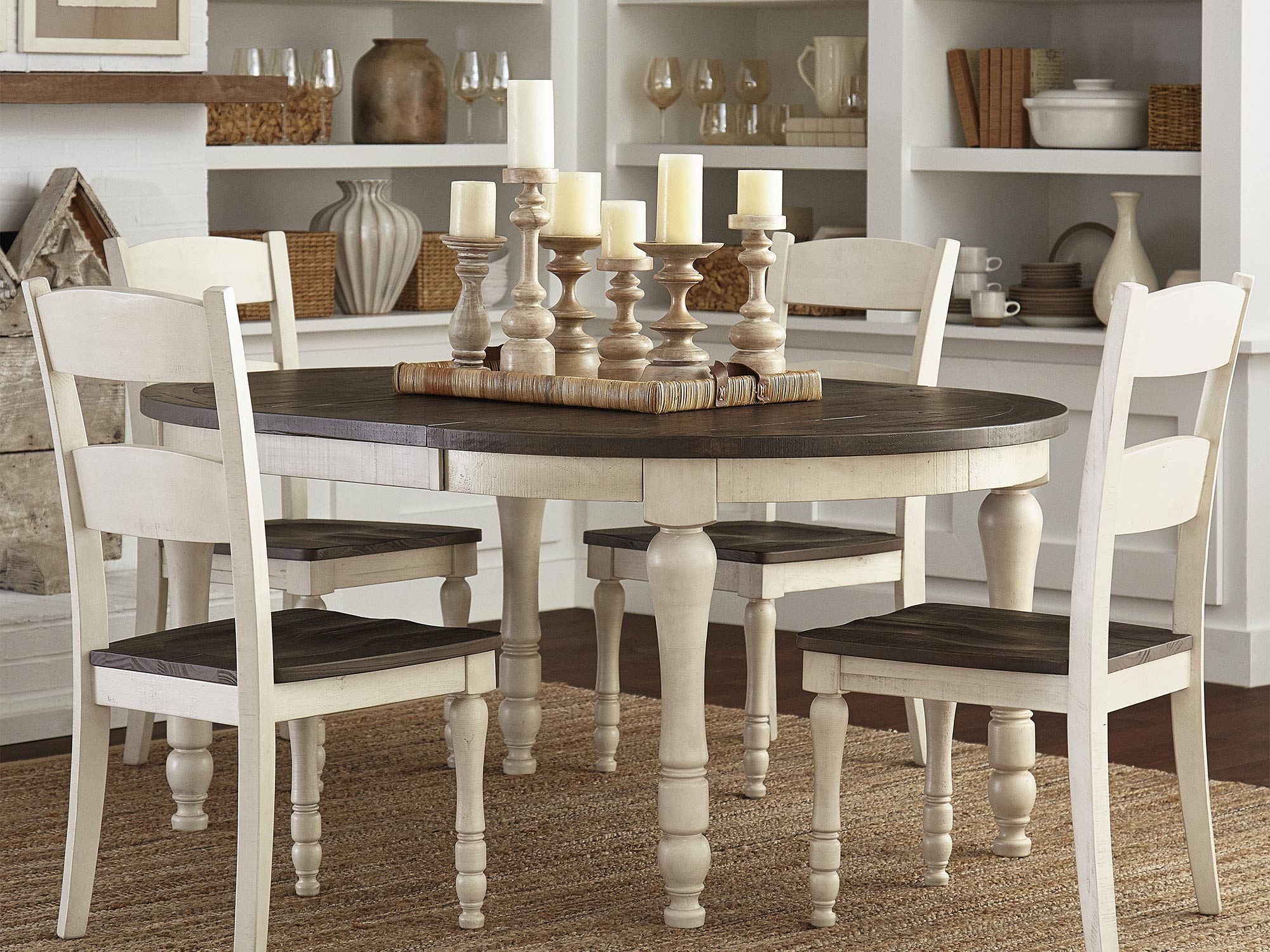 Kredens z przesuwanymi drzwiami w stylu farmhouse, biały korpus i ciemny blat