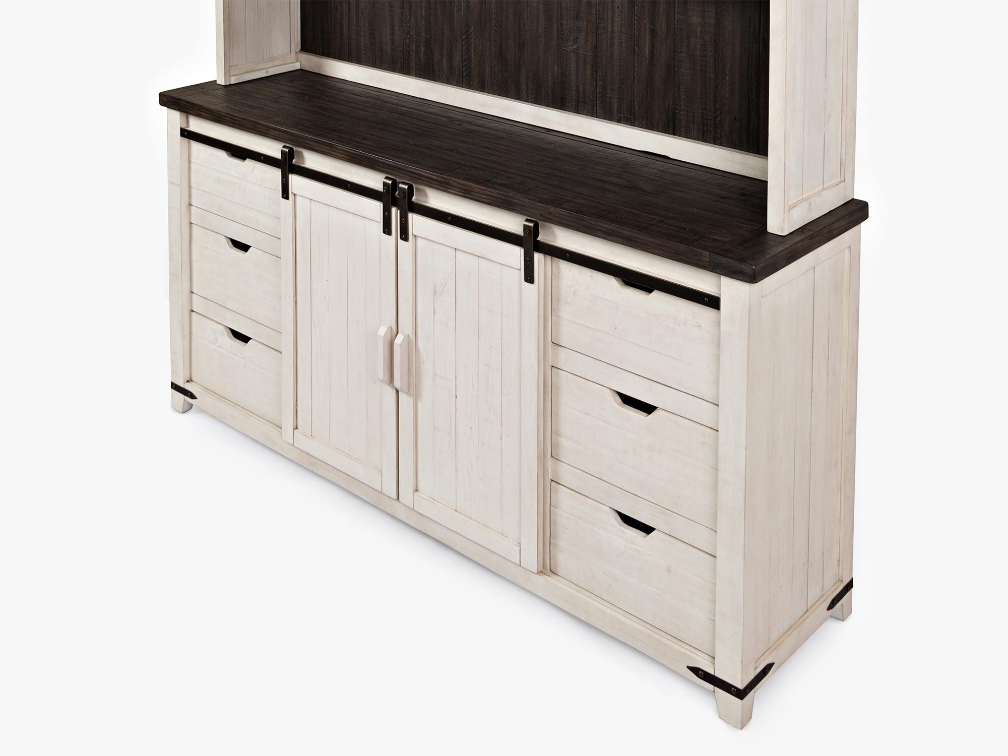 Detal wnętrza kredensu z półkami i szufladami w stylu rustykalnym