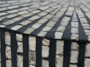 Miniatura 2 - Detail provedení kulatého stolku s geometrycznym vzorem barva černobílý