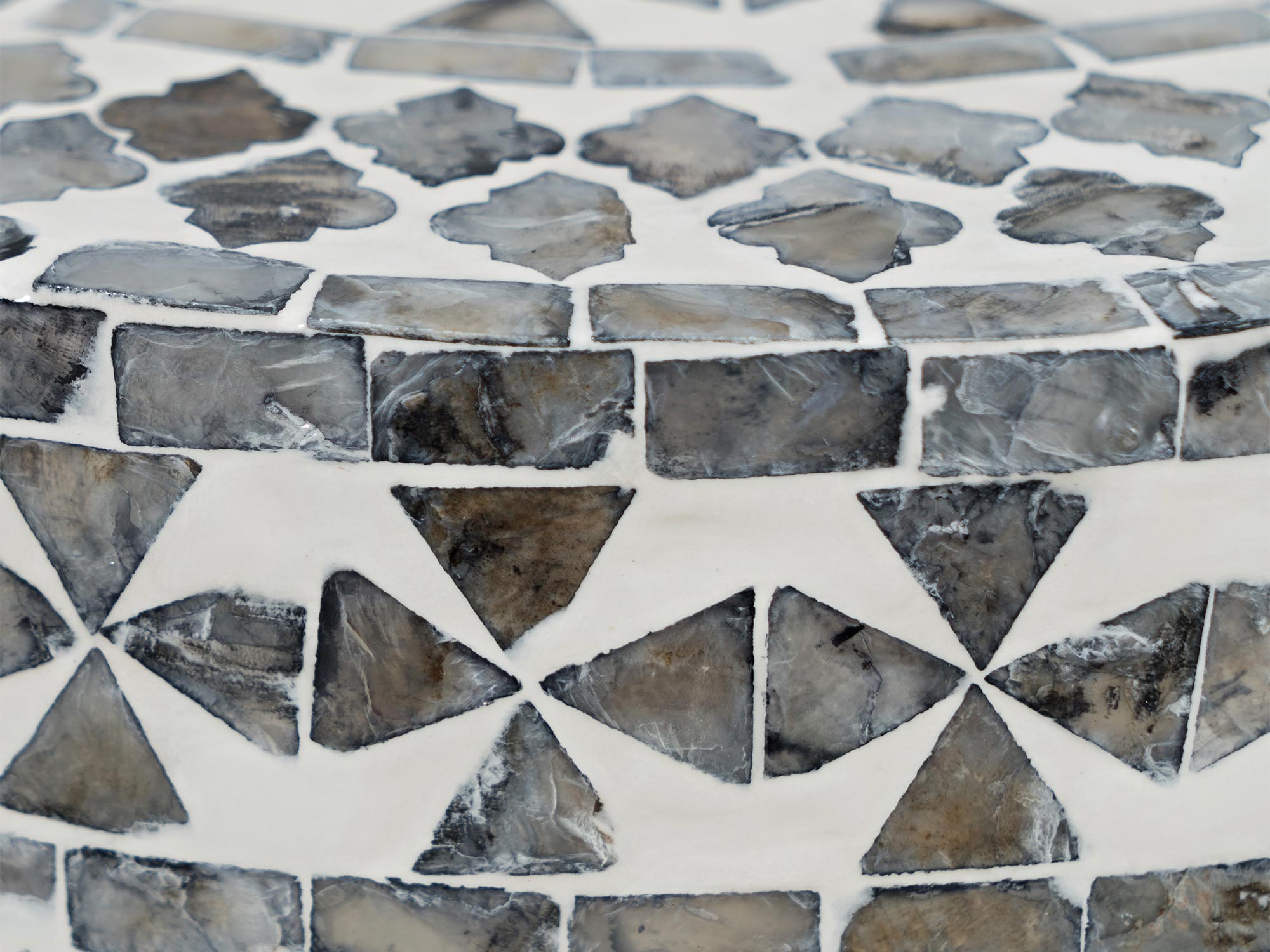 Okrągły stolik boczny z kamiennym blatem o geometrycznym wzorze