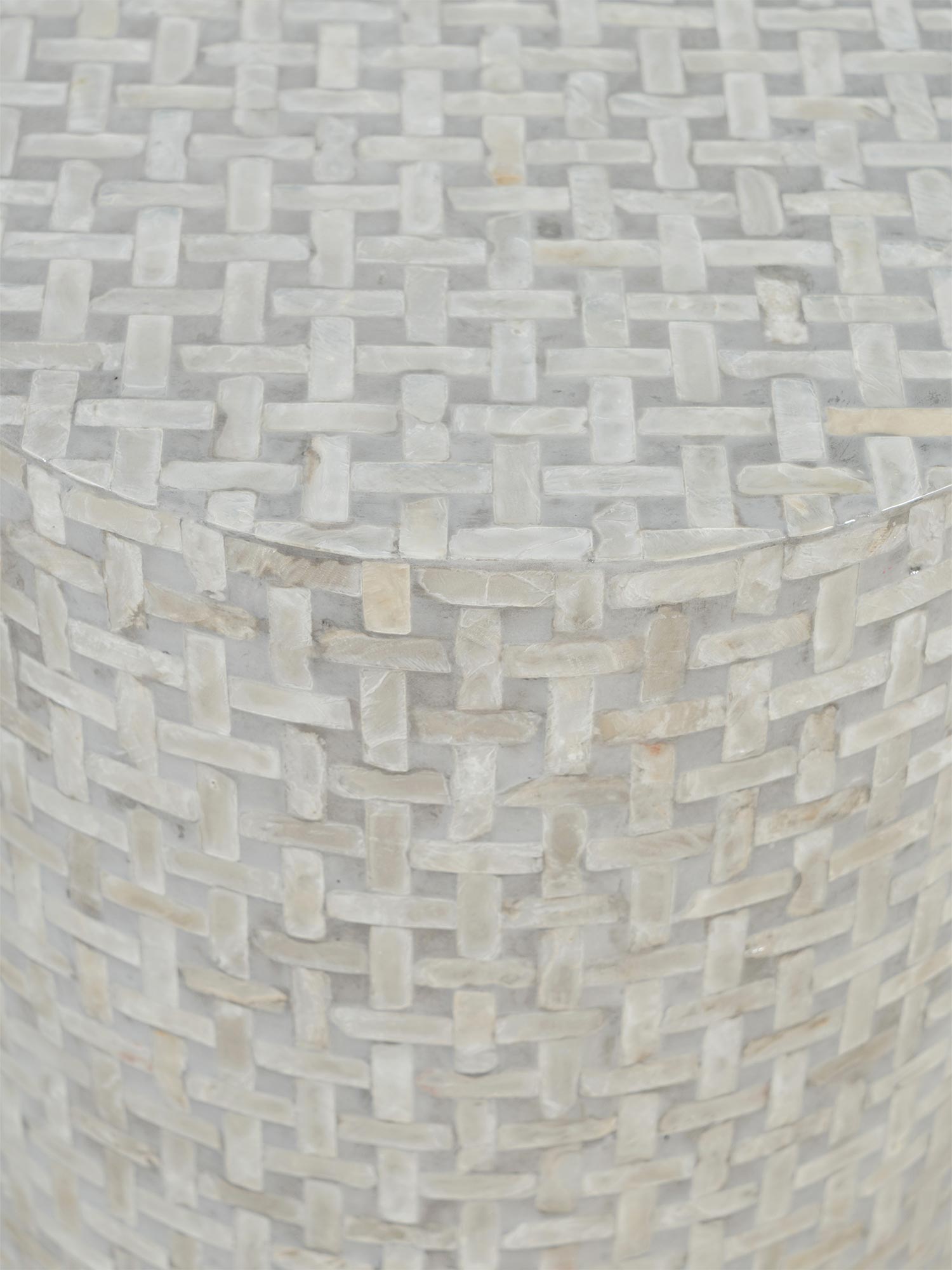 Zbliżenie na stolik z muszli morskiej