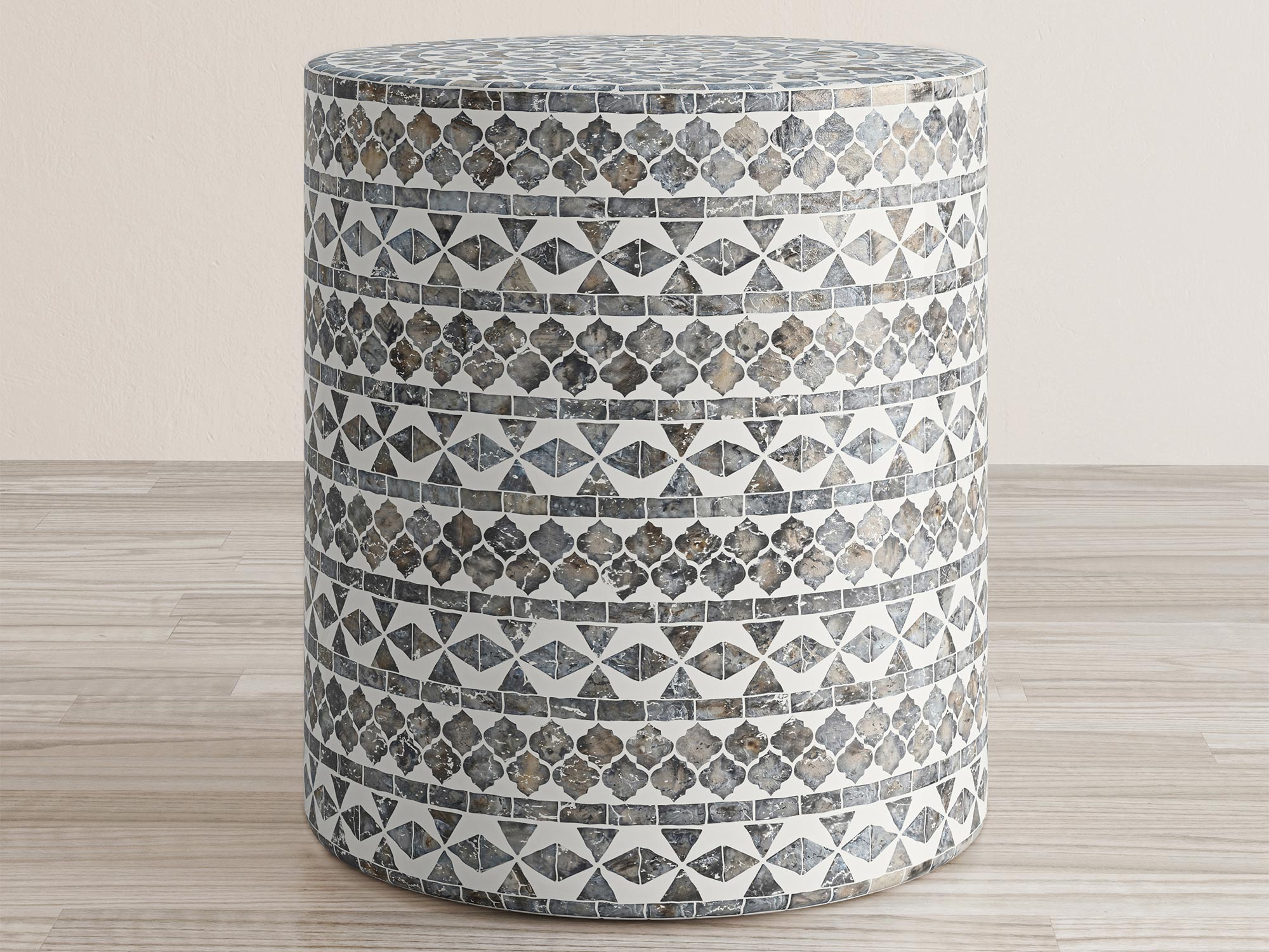 Stolik boczny z białym blatem i subtelnym plecionym wzorem