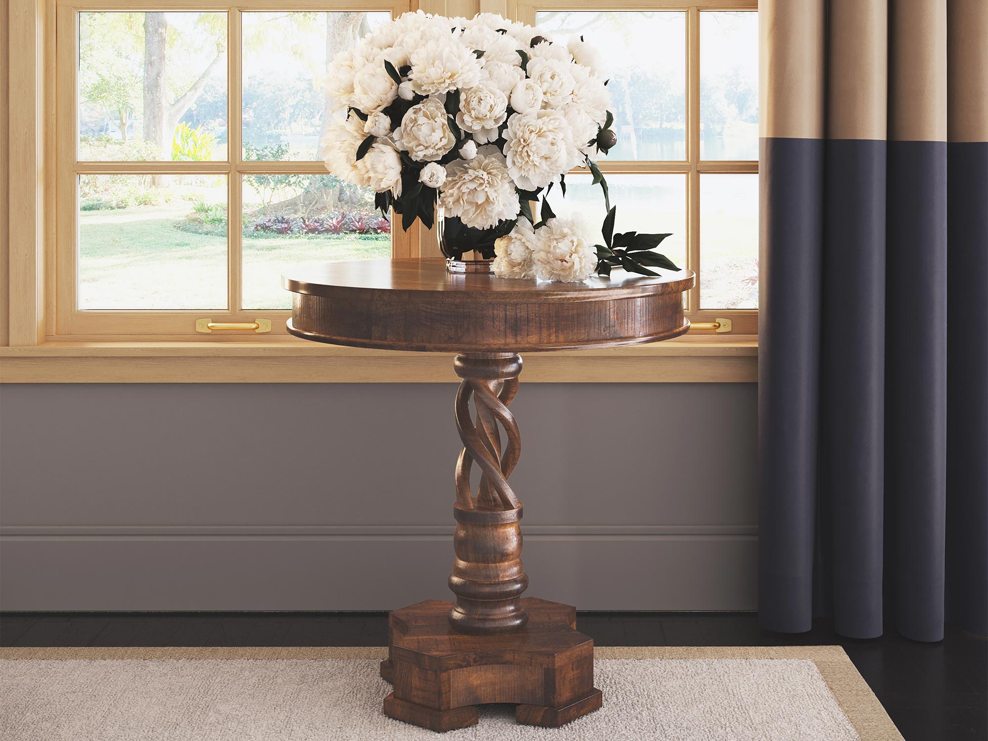 Stolik z toczoną podstawą w klasycznym stylu, idealny do eleganckiego salonu