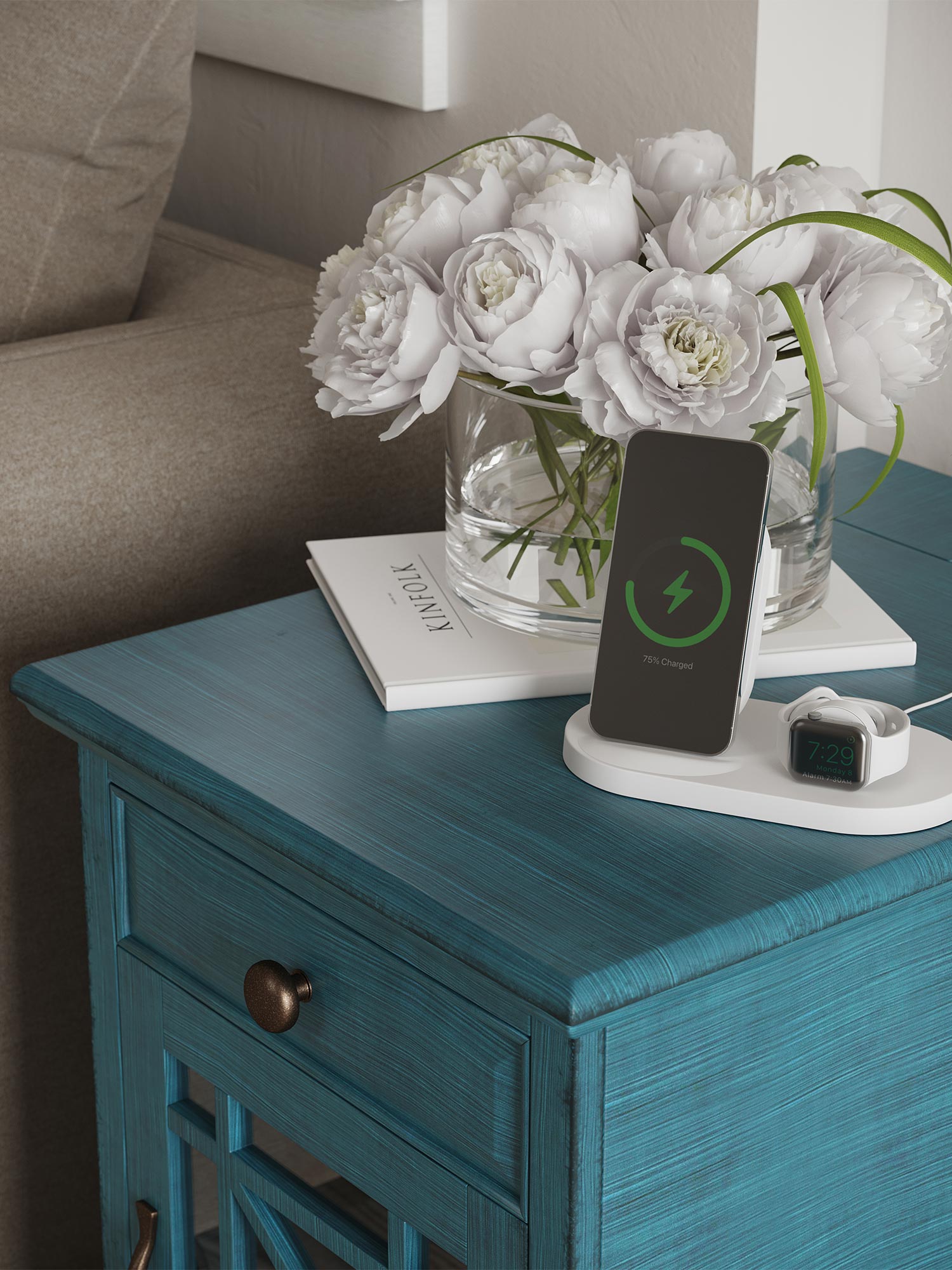 Drewniana szafka nocna w kolorze turkusowym z przeszklonymi drzwiami dekoracyjnymi