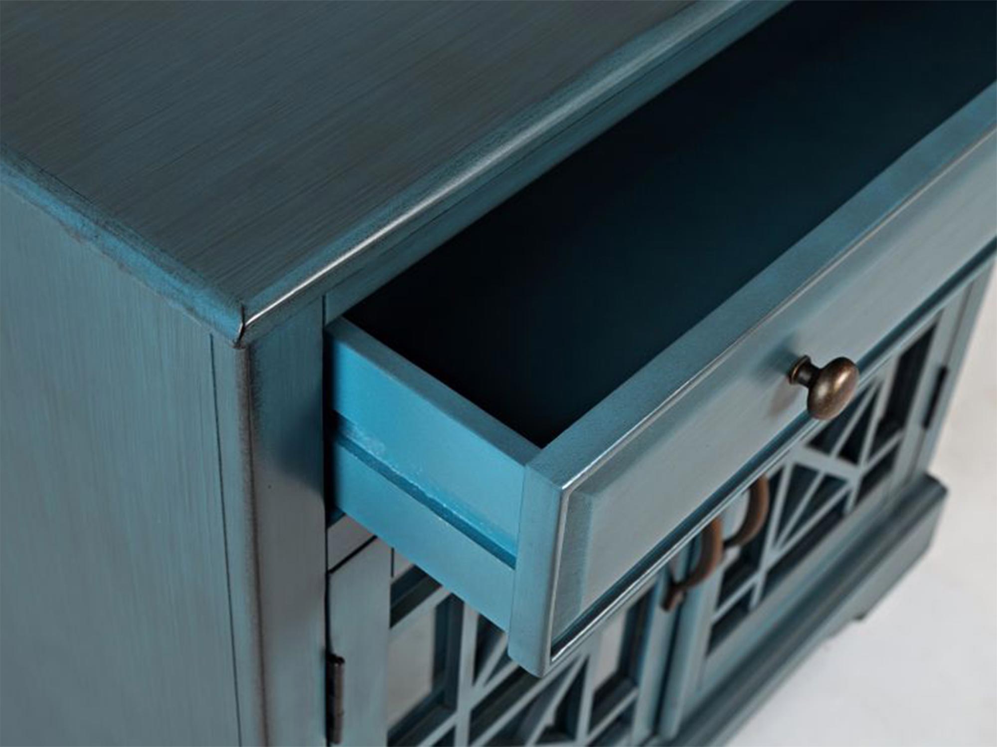 Turkusowa drewniana komoda z otwartą szufladą i przeszklonymi drzwiami