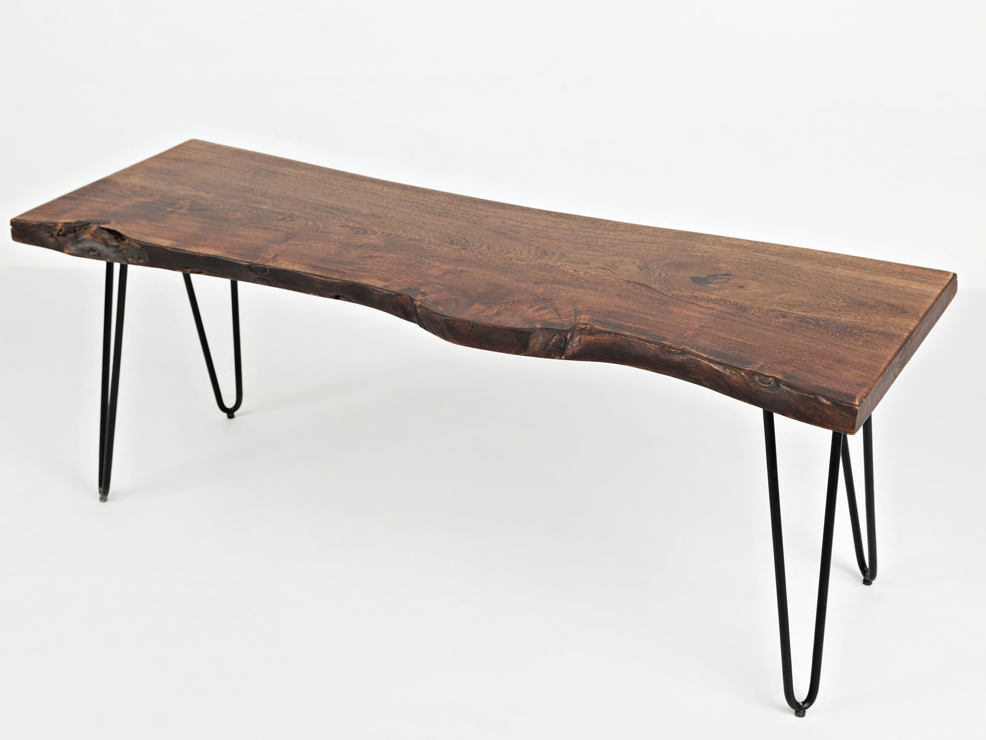 Ławka industrialna z żelaznymi nogami i orzechowym blatem