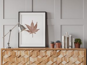 Miniatura 5 - Dřevěná komoda z geometrycznymi čely v aranžmá obývacího pokoje moderní styl