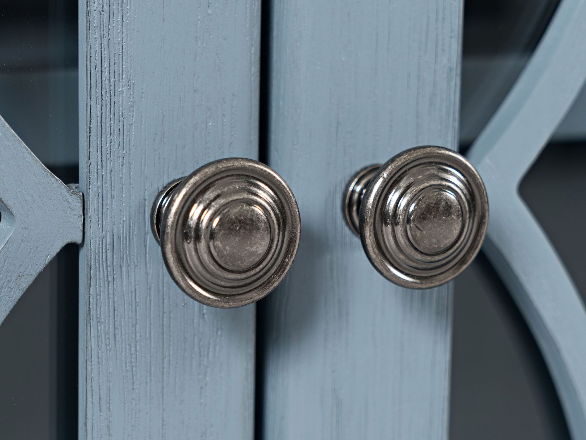 Detal metalowego uchwytu w stylu retro do stylowych mebli