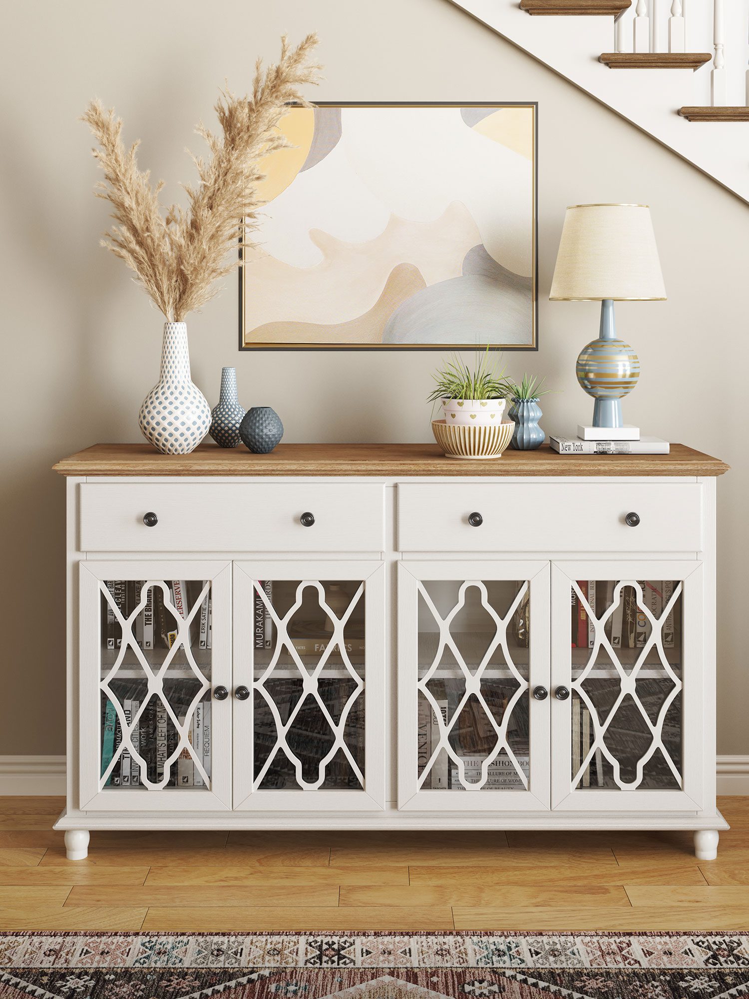 Biała komoda z przeszklonymi drzwiami i drewnianym blatem do stylowego salonu