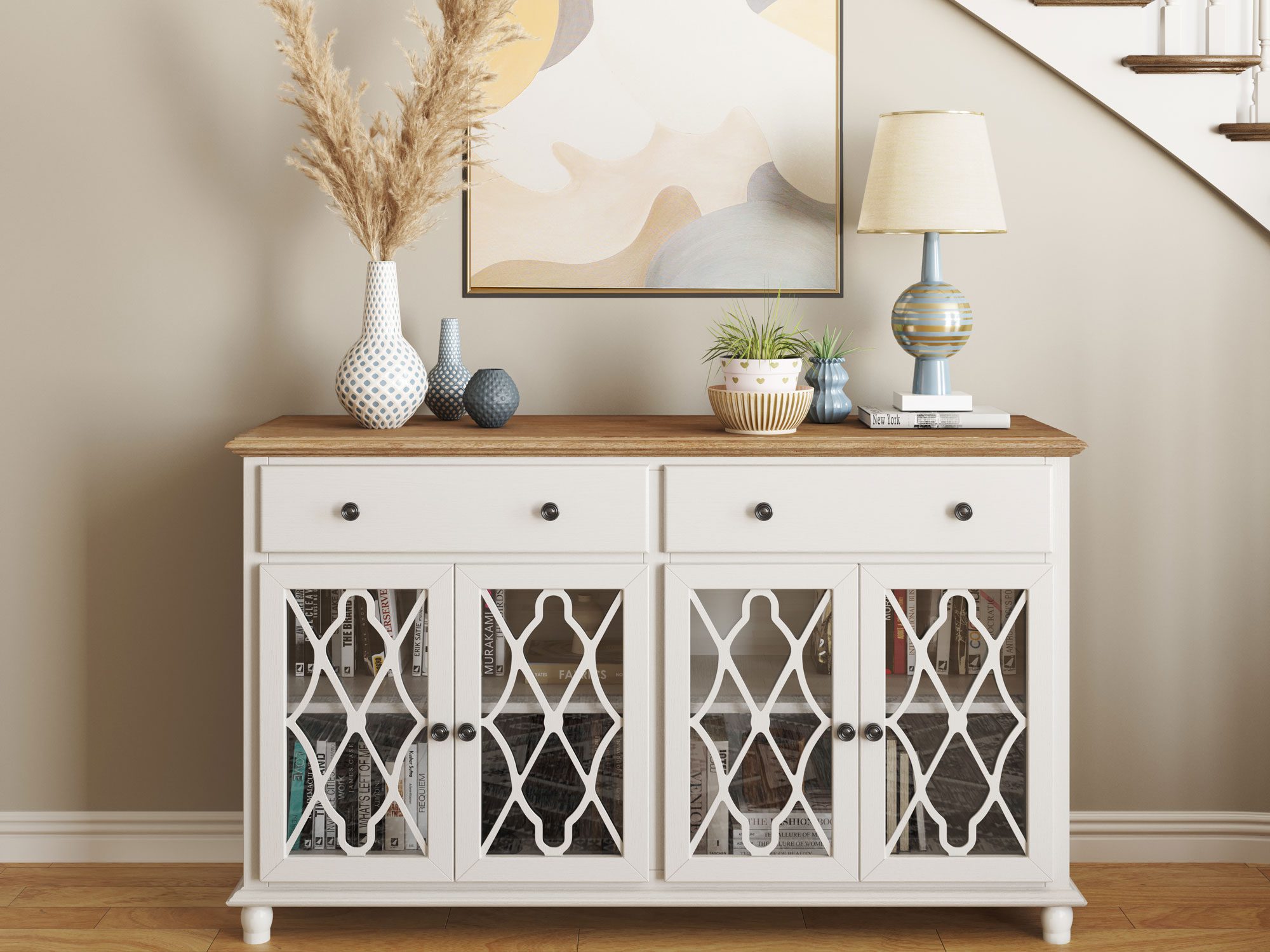 Drewniana komoda z przeszklonymi drzwiami w aranżacji salonu w stylu klasycznym