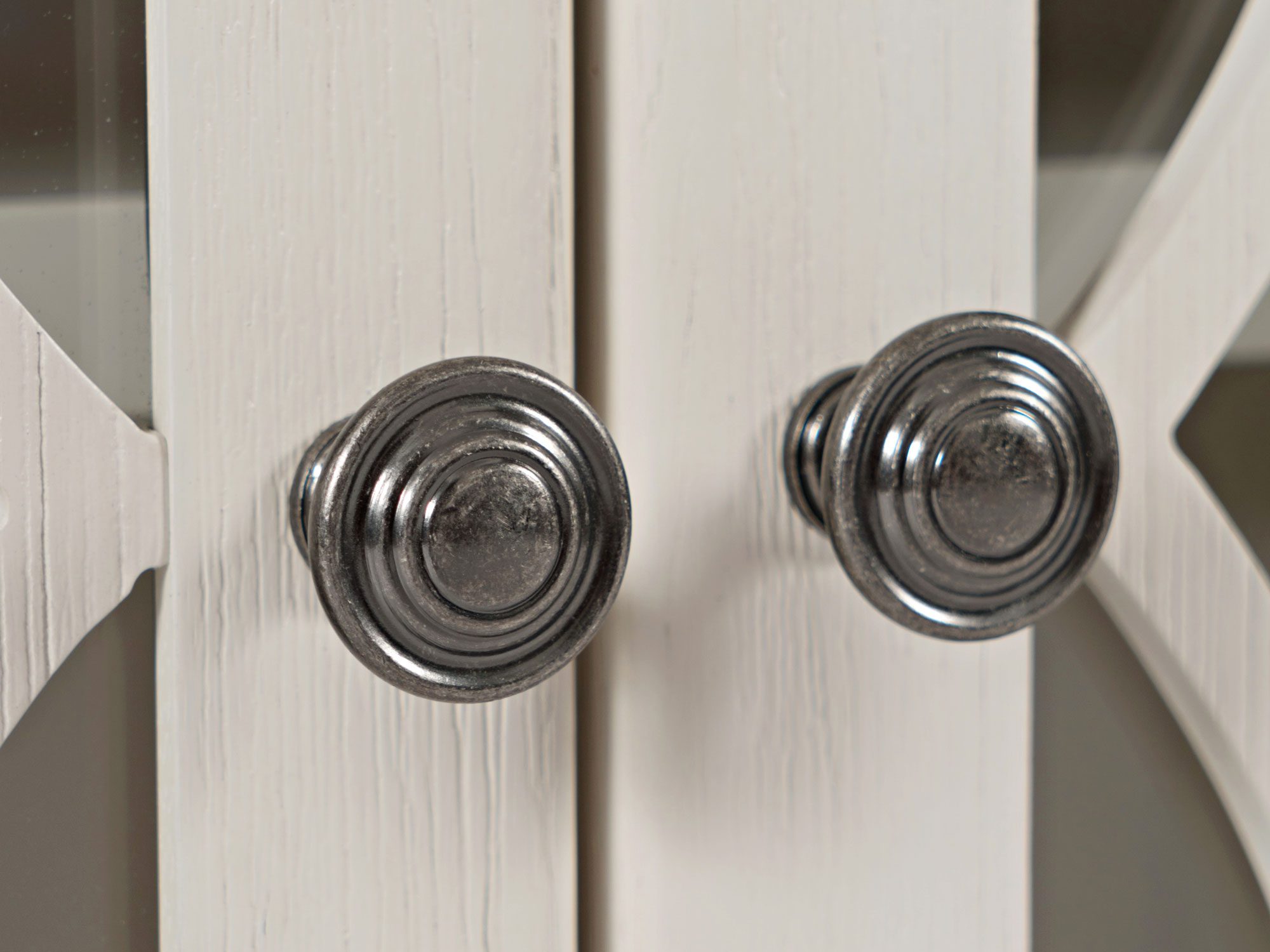 Srebrne gałki w komodzie beżowej