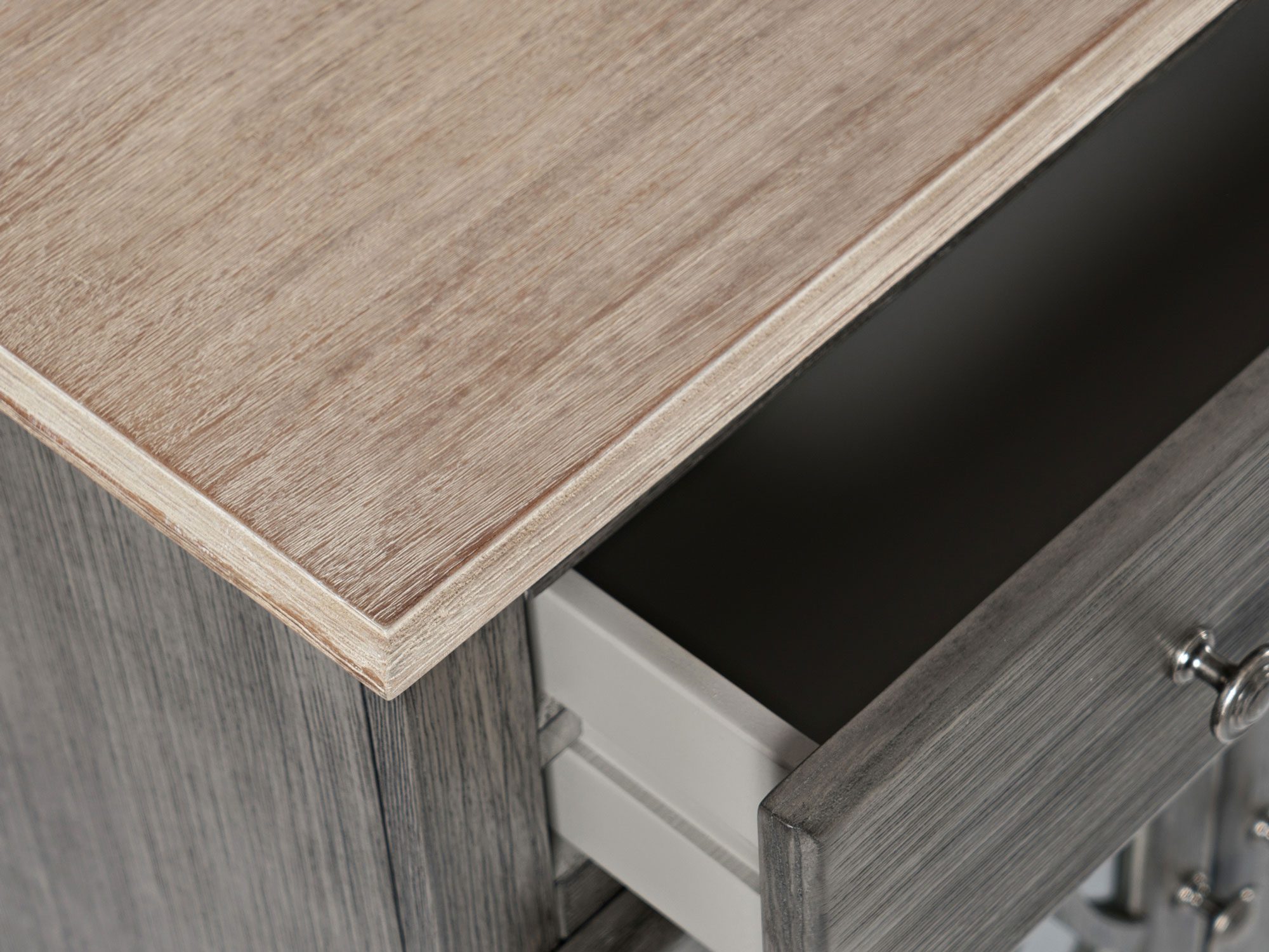 Szczegół wykończenia jasnego drewnianego blatu w stylu prowansalskim