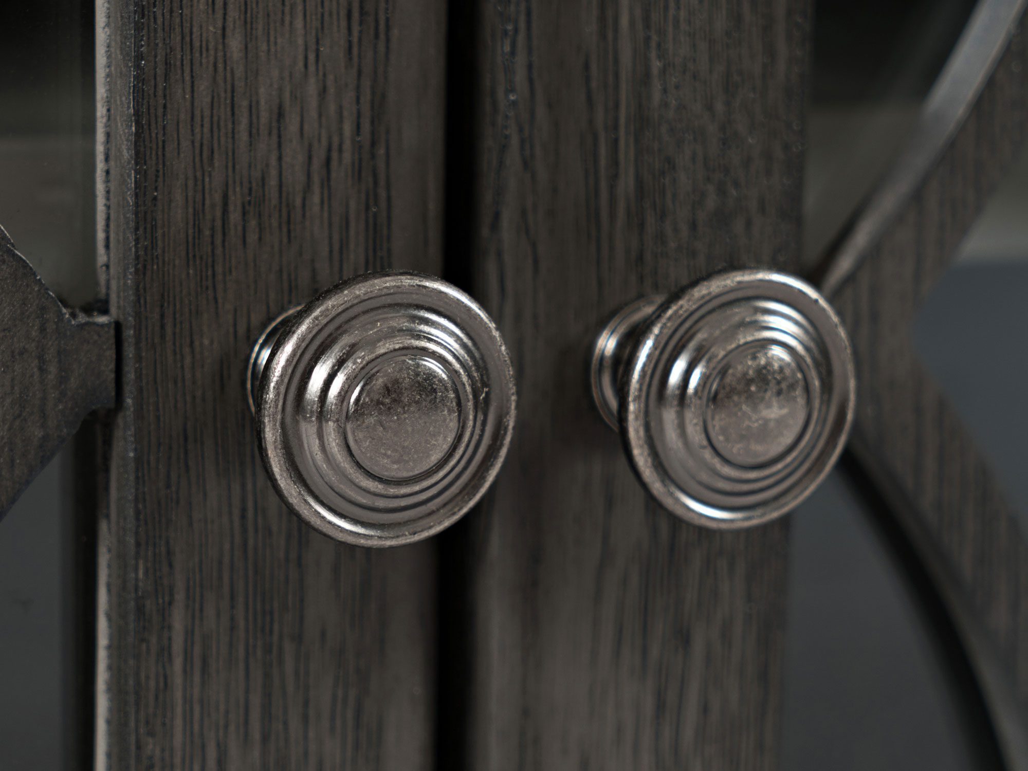 Metalowe uchwyty z dekoracyjnym wzorem do drewnianych szafek styl retro