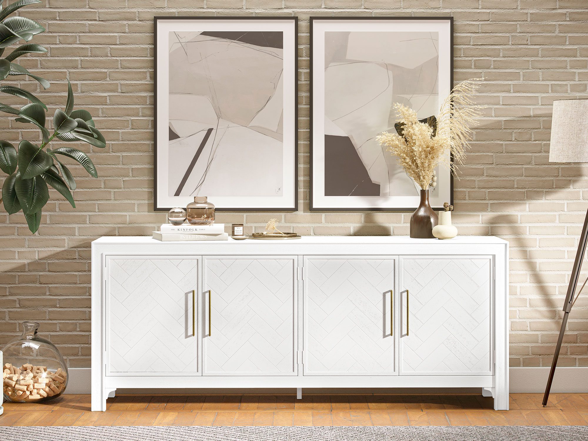 Biała konsola z dekoracyjnymi uchwytami i szufladami