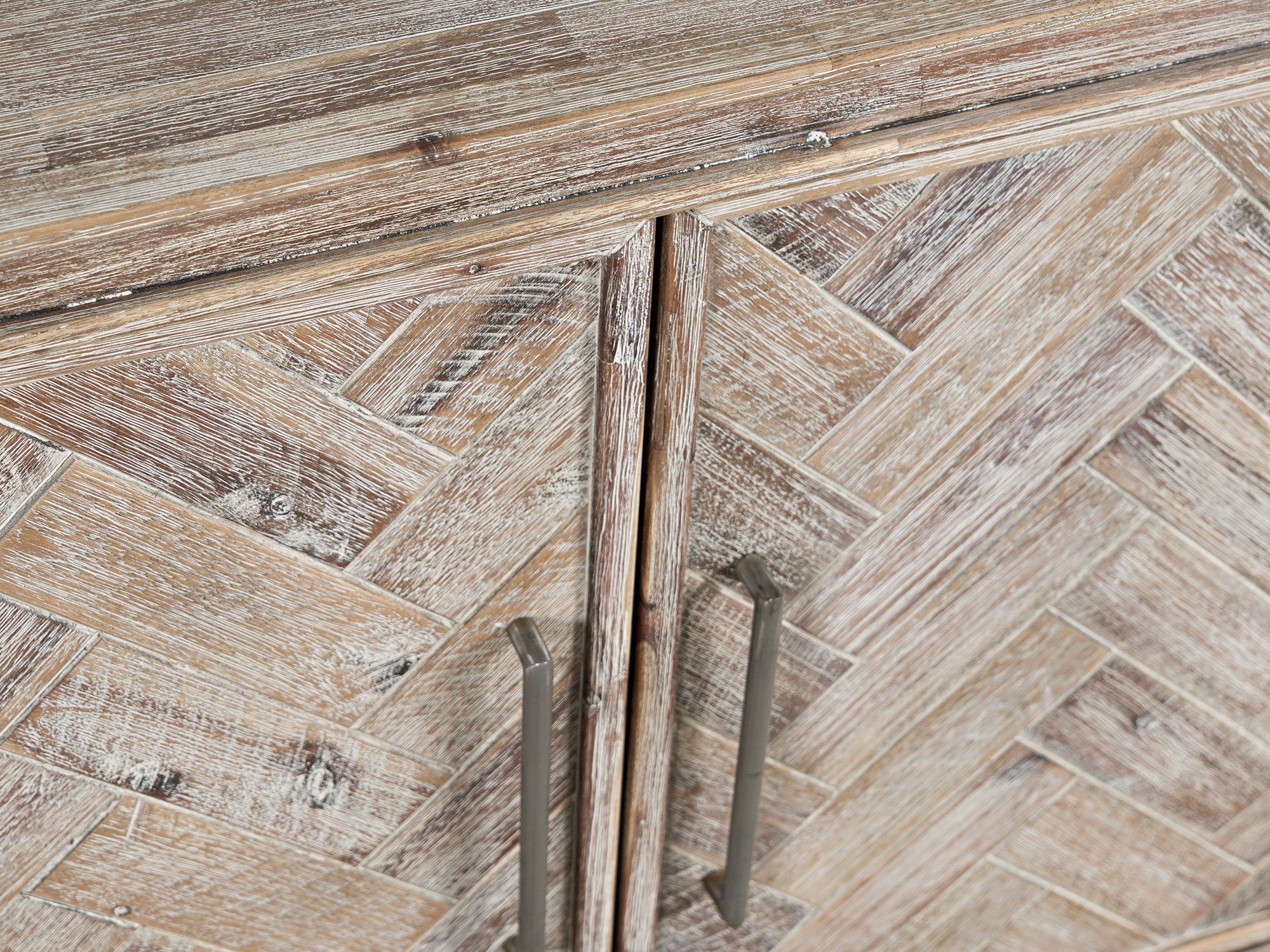 Komoda z naturalnego drewna w stylu rustykalnym do salonu