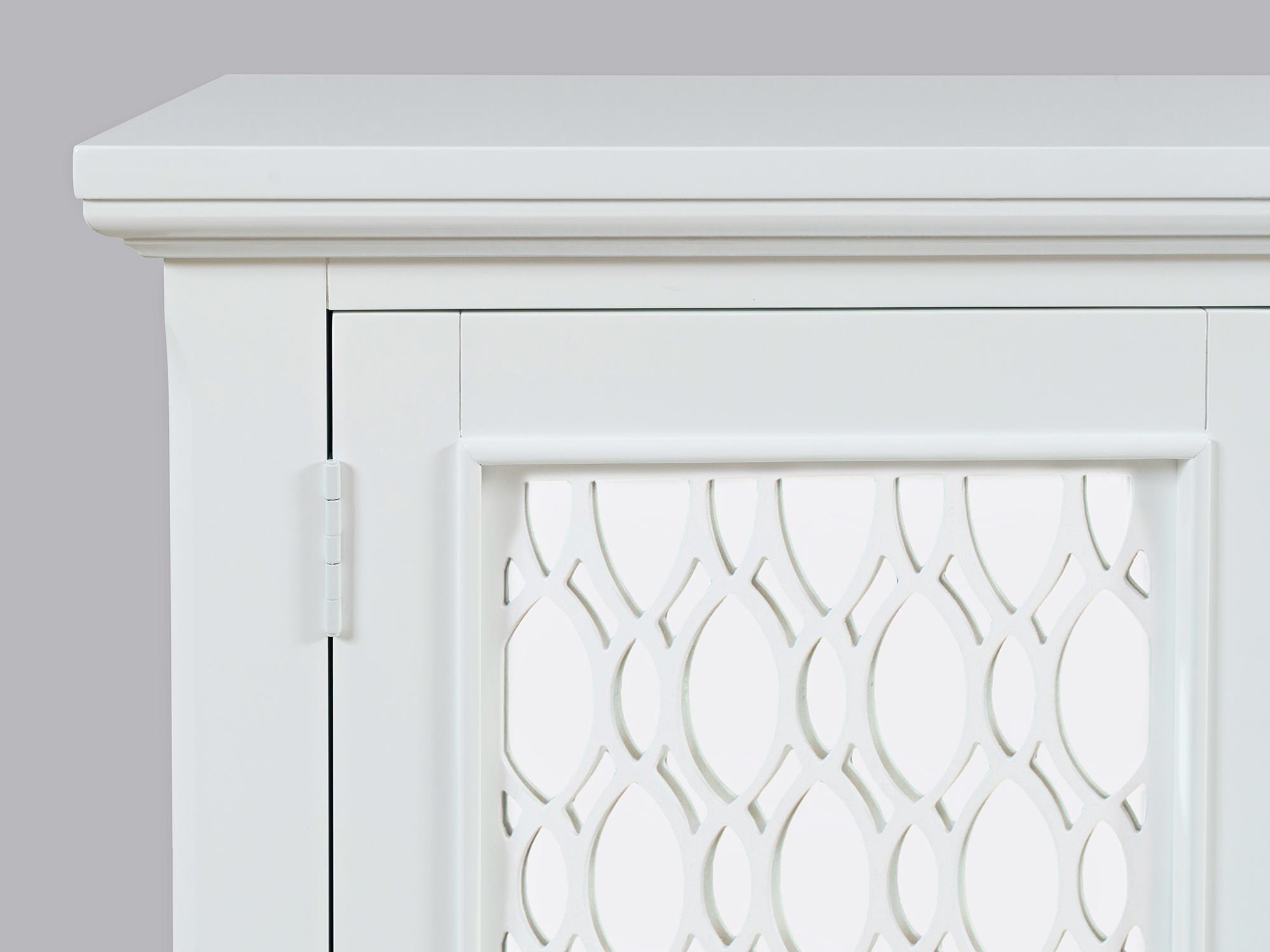 Klasyczna biała witryna z przeszklonymi drzwiami do eleganckiego salonu