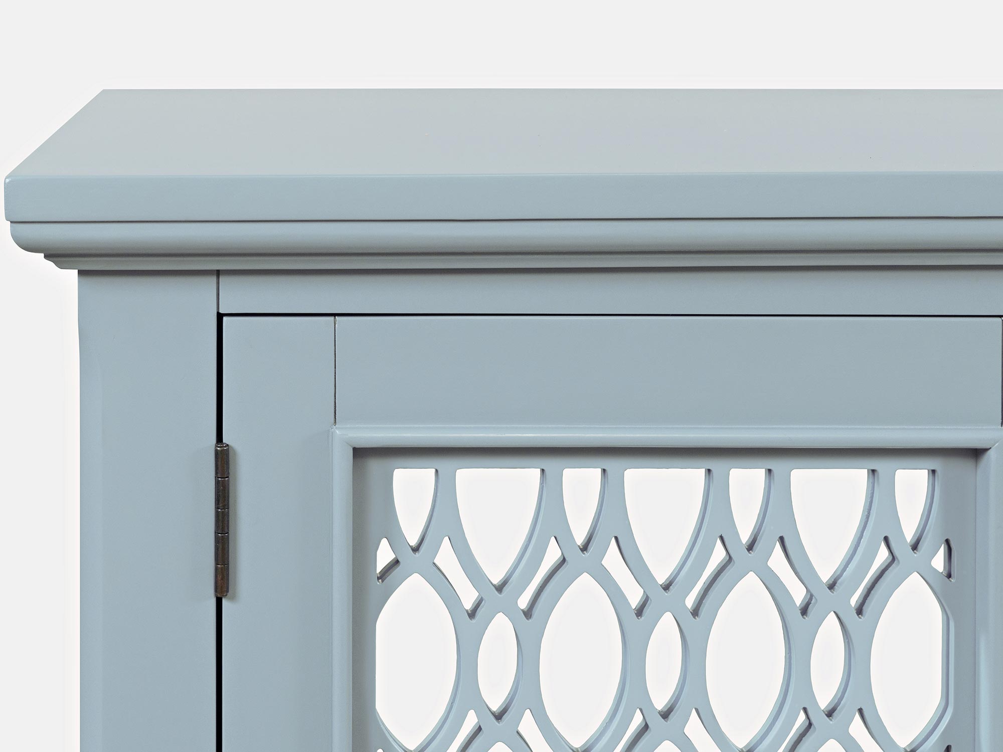 Detal rzeźbionego frontu komody w stylu klasycznym