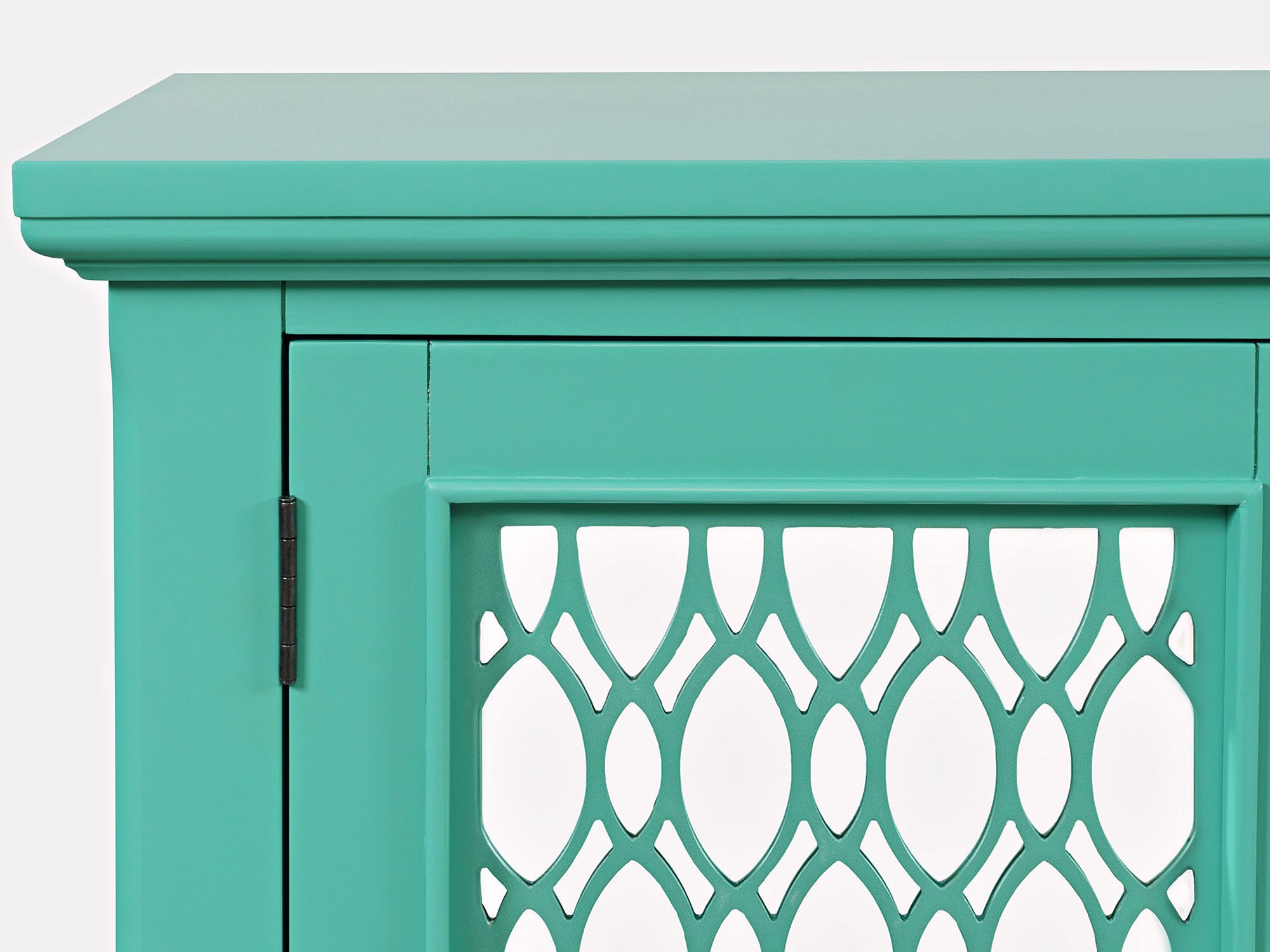 Komoda w stylu boho z zielonymi frontami i ozdobnymi detalami