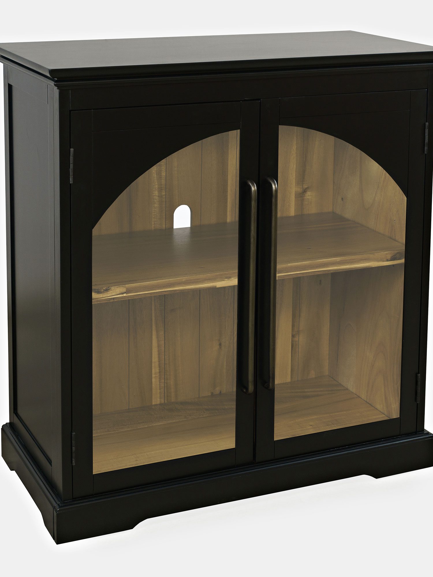 Nowoczesna witryna z przeszklonymi drzwiami i drewnianymi półkami