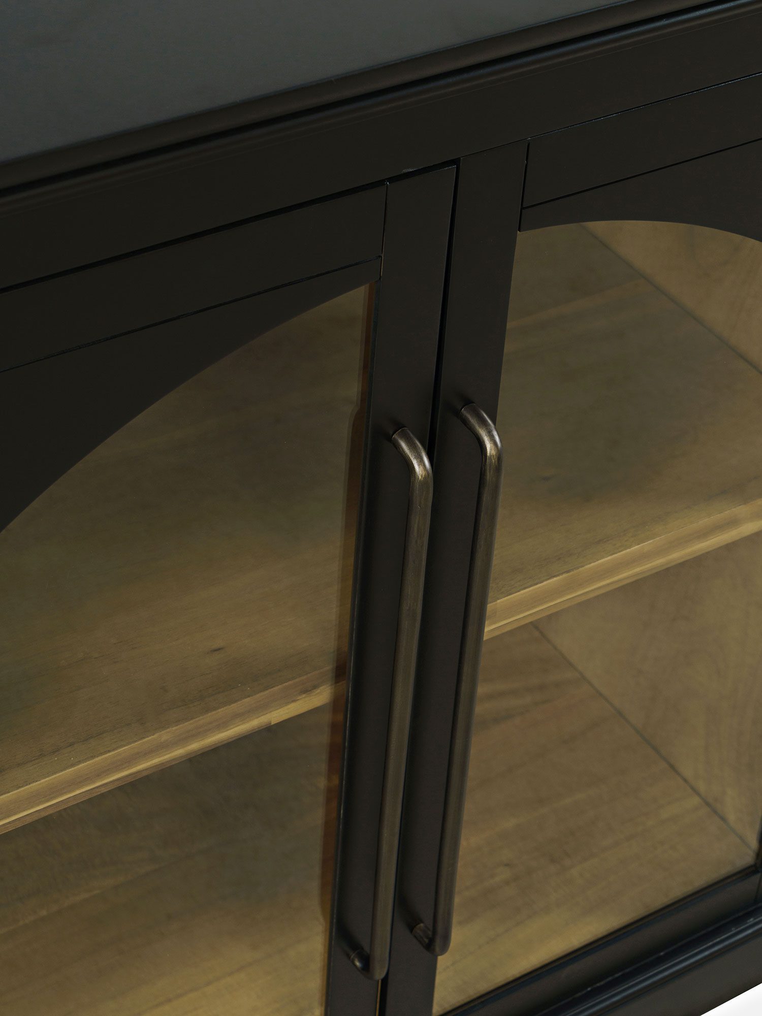 Mosiężne detale w komodzie retro