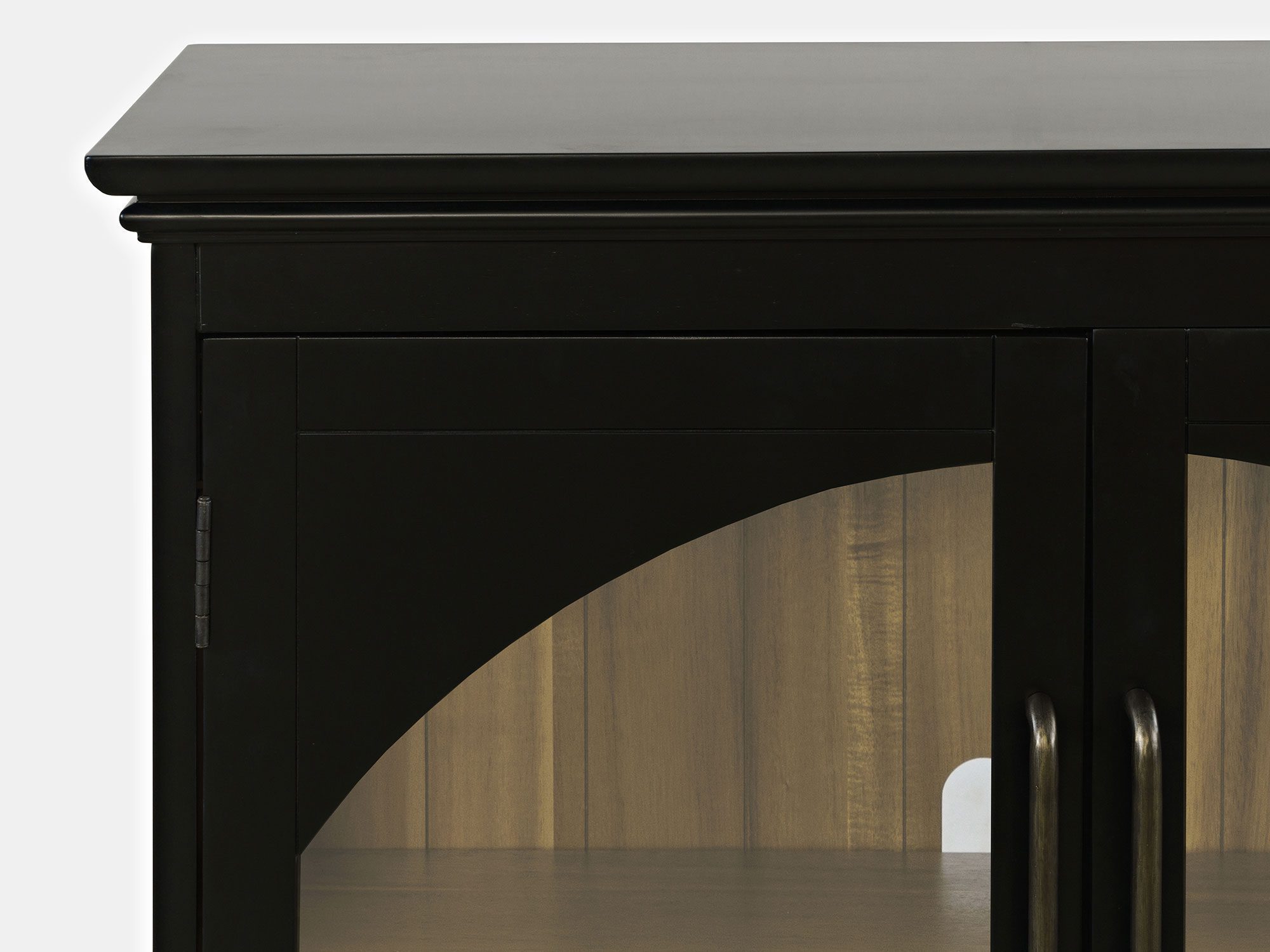 Witryna z przeszklonymi drzwiami i czarnymi metalowymi ramami