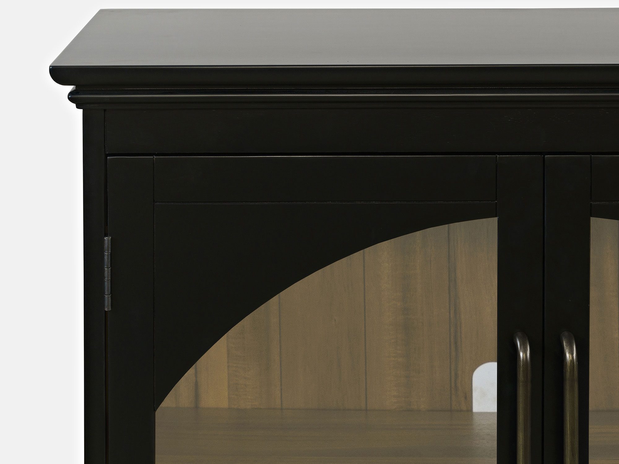 Drewniana witryna z czarnymi ramami i przeszklonymi frontami