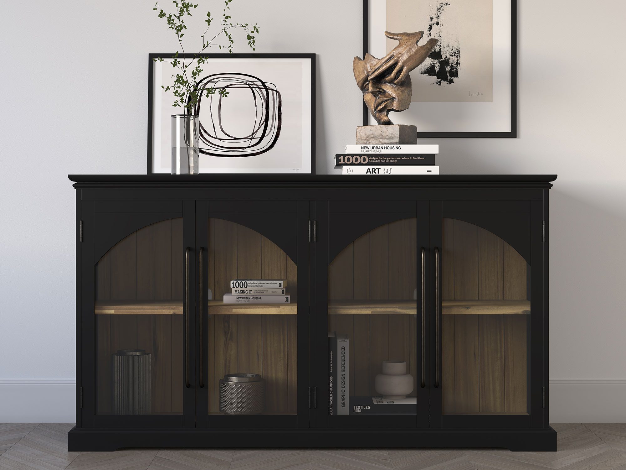 Witryna z przeszklonymi drzwiami i metalowymi detalami