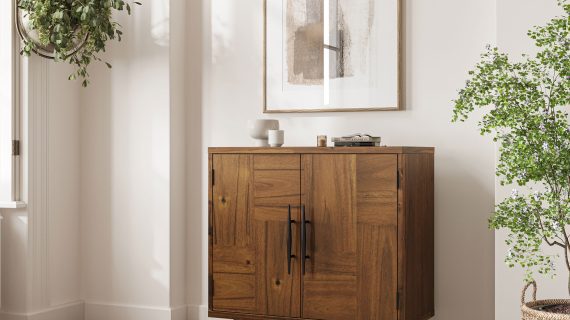 Miniaturka 6 - Drewniana komoda z czarnymi uchwytami i metalowymi nogami