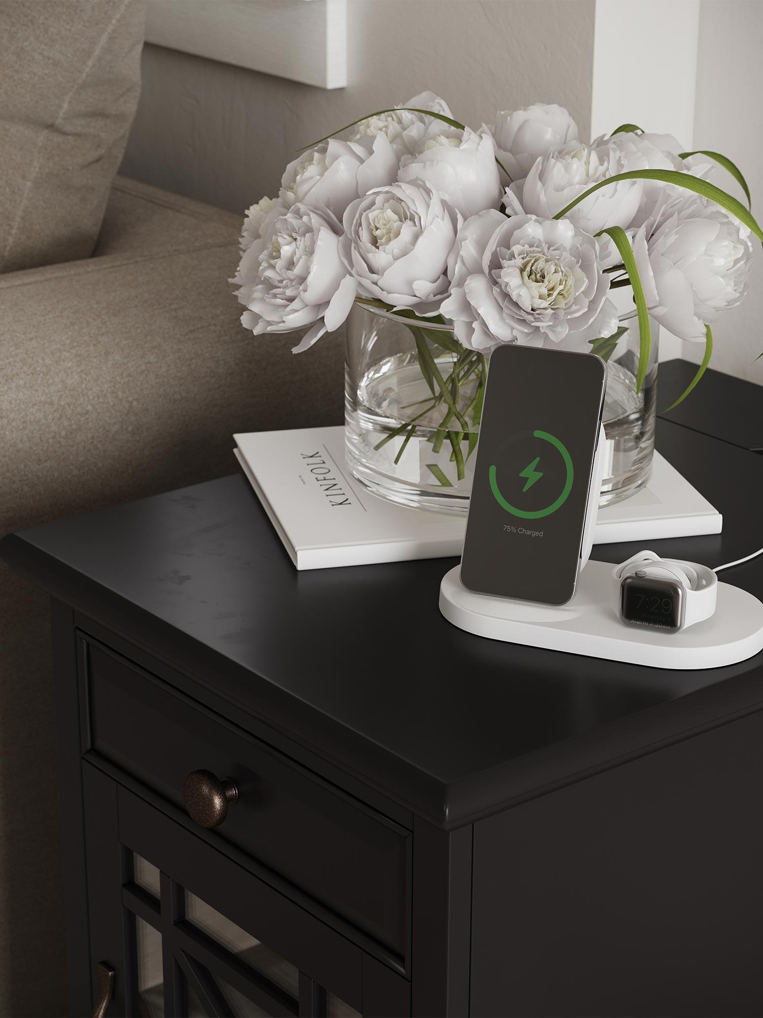 Szafka nocna w klasycznym stylu z wbudowaną ładowarką bezprzewodową