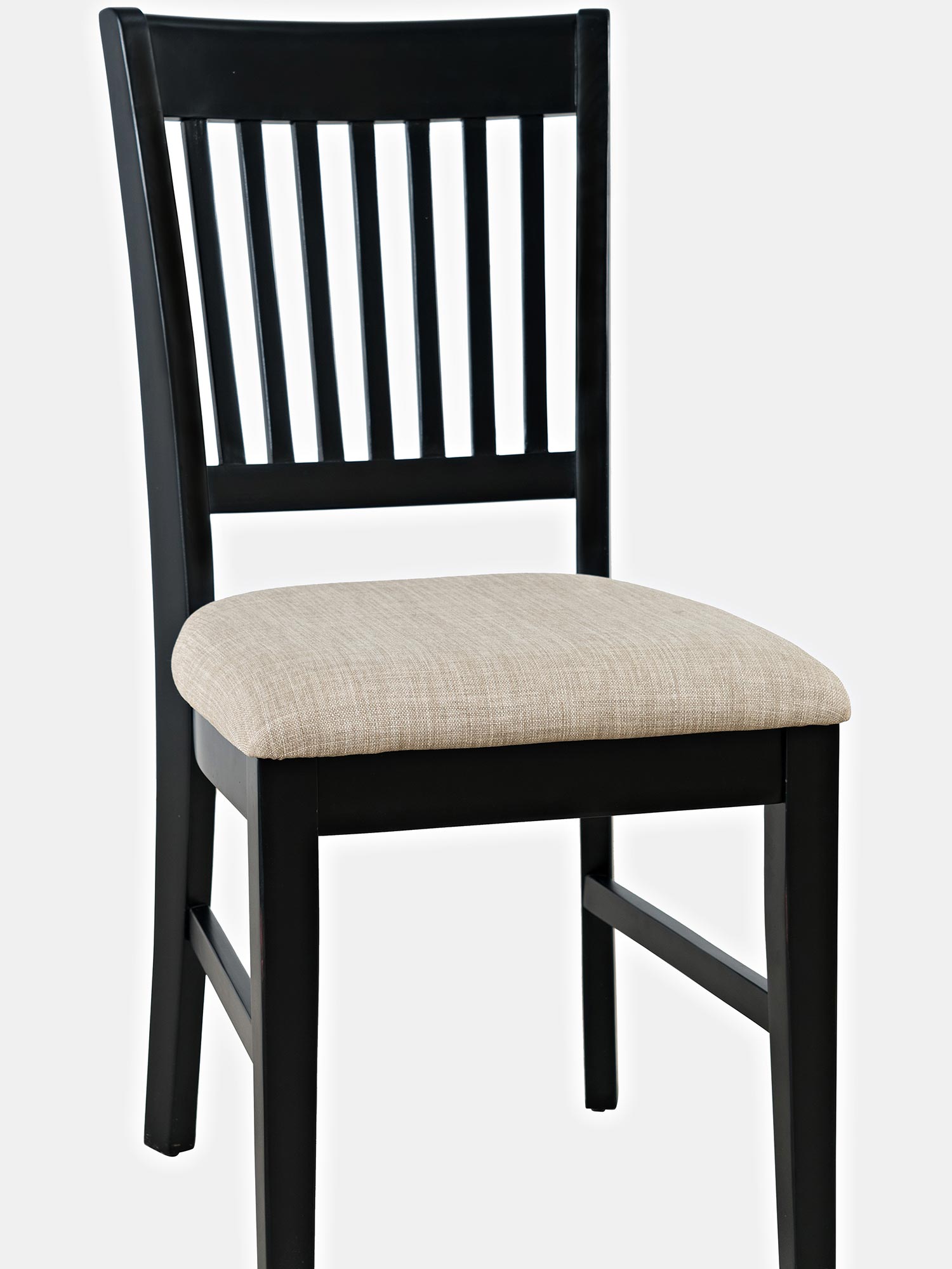 Detal klasycznego krzesła z drewnianym stelażem i tapicerowanym siedziskiem