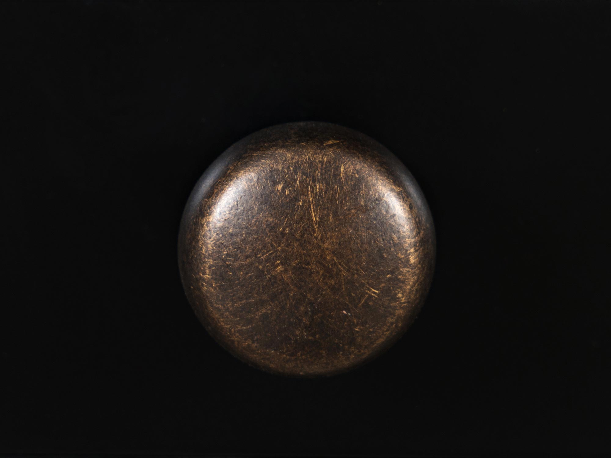 Okrągły, mosiężny uchwyt do mebli w stylu vintage