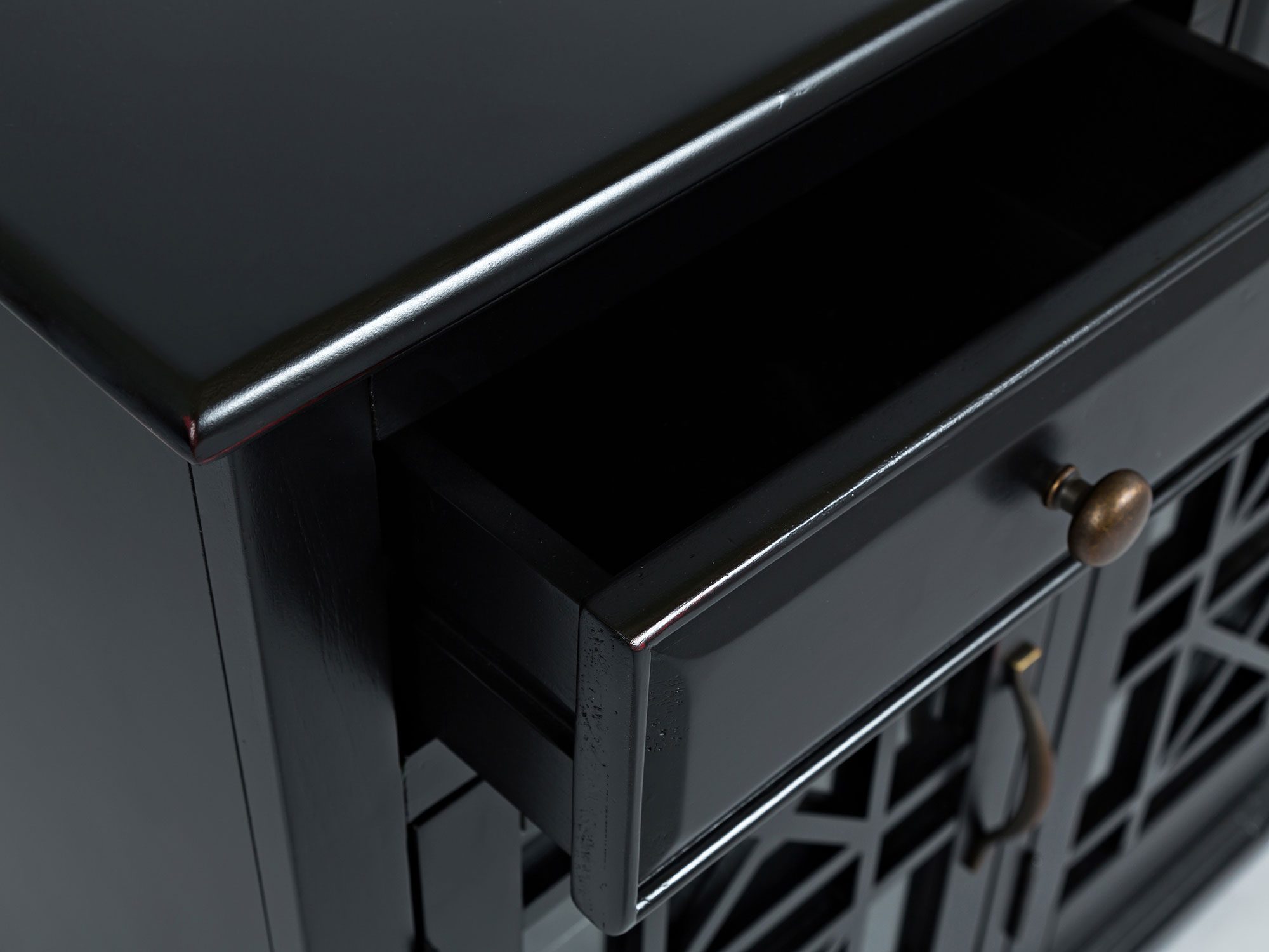 Drewniana komoda z trzema szufladami i przeszklonymi drzwiami w stylu klasycznym kolor czarny