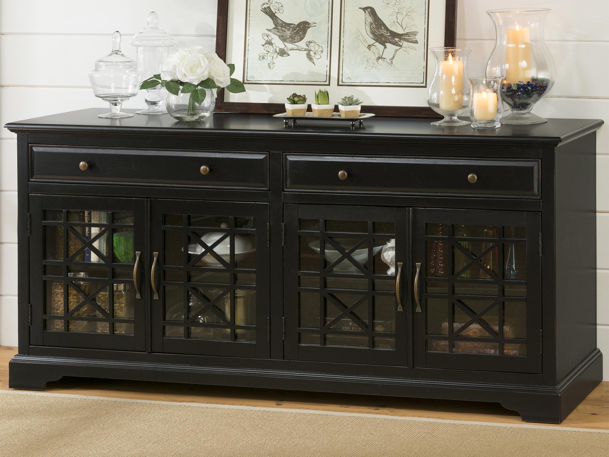 Czarna komoda z przeszklonymi drzwiczkami w eleganckim stylu