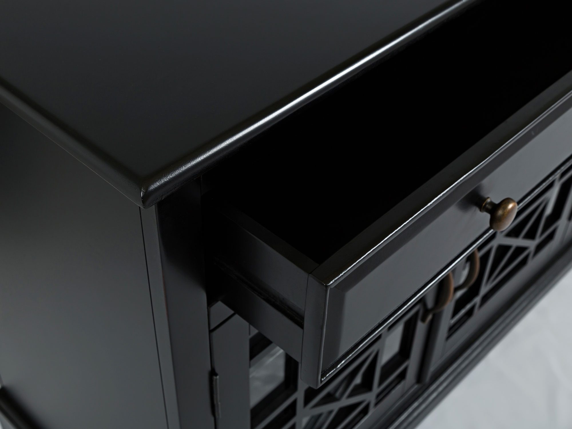 Drewniana komoda z trzema szufladami i przeszklonymi frontami w stylu klasycznym kolor czarny