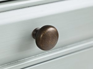 Miniatura 4 - Detail dřevěného úchytu ve stylu vintage do klasycznej skříňky noční