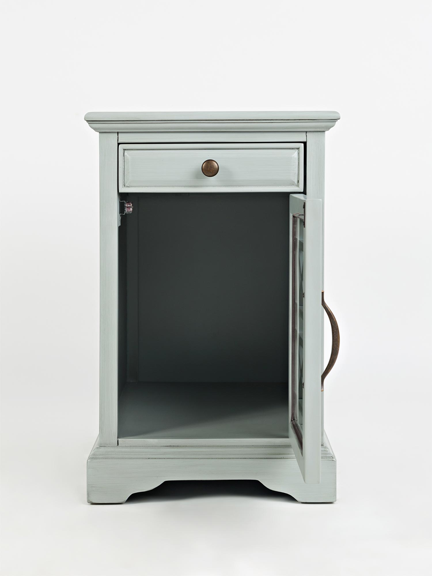 Szafka nocna w stylu klasycznym z ażurowymi drzwiczkami i metalowym uchwytem