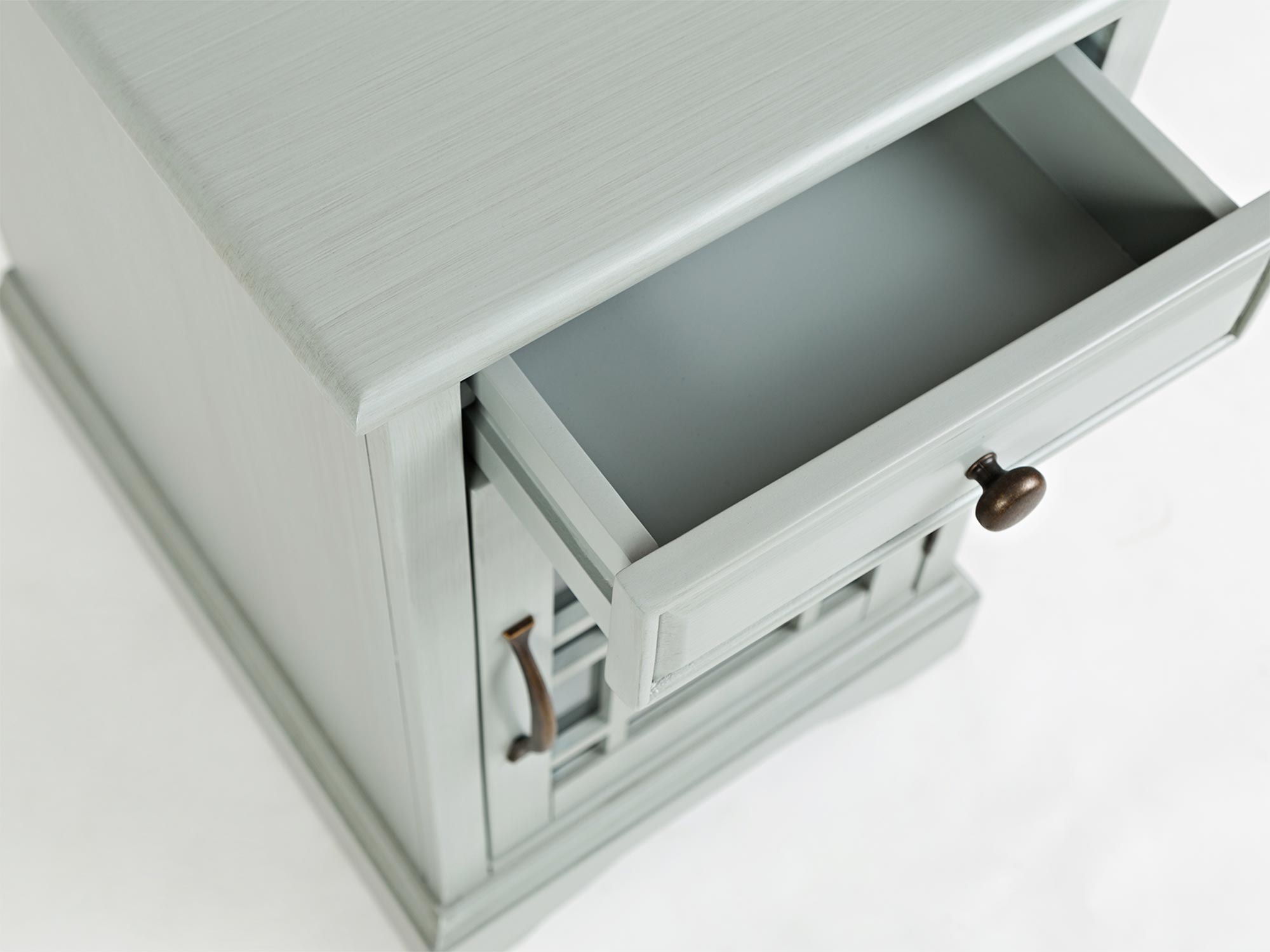 Detal szuflady z uchwytem w stylu klasycznym do eleganckiej sypialni