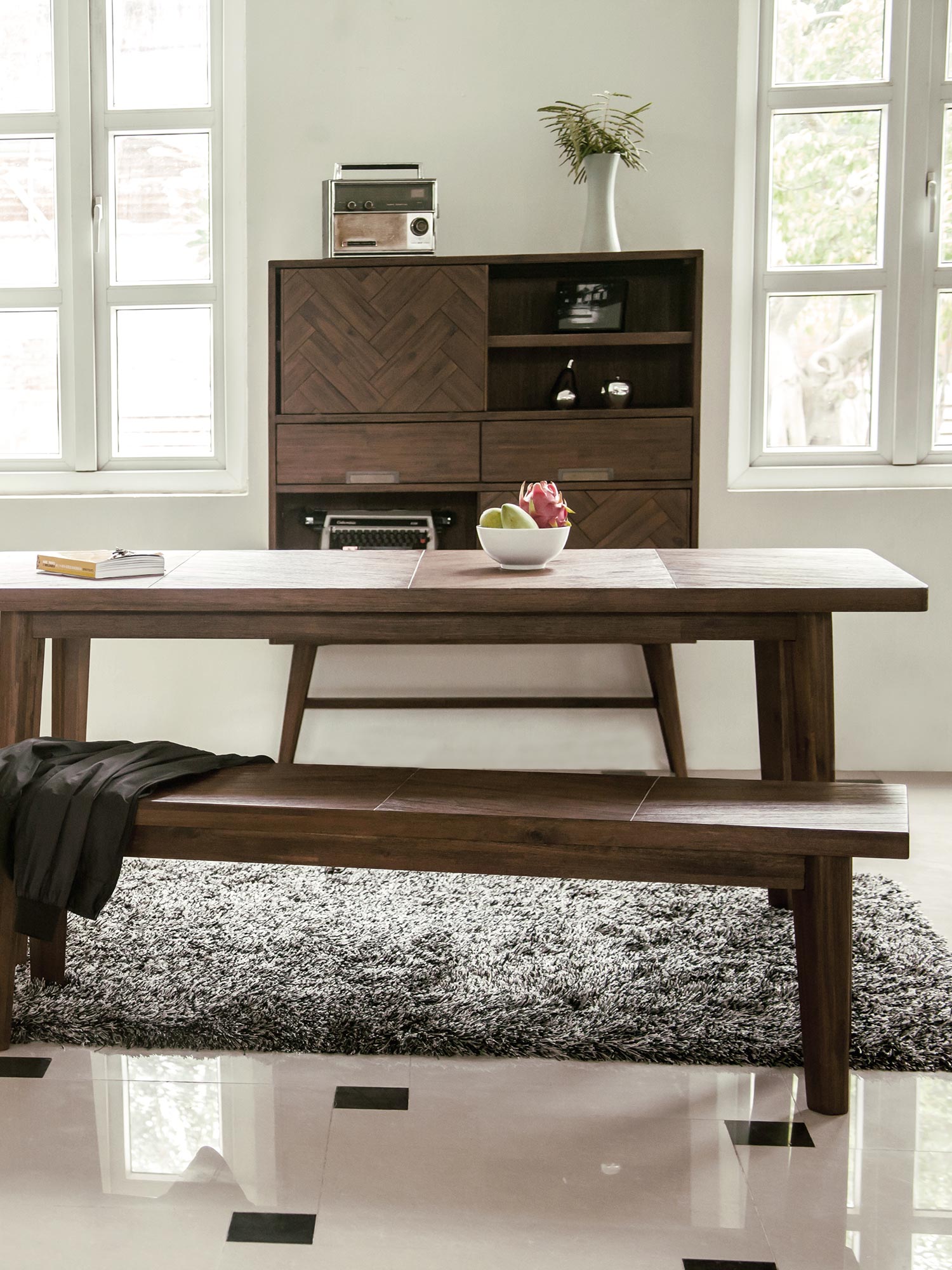 Drewniana komoda w stylu retro